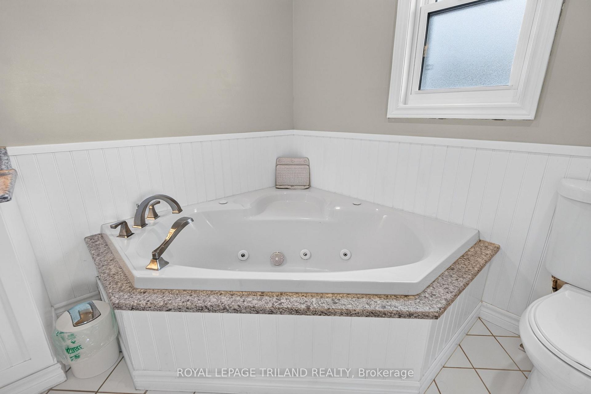 Photo 12 of 56 Parkview Crescent, Strathroy-Caradoc, SE — HOMEH