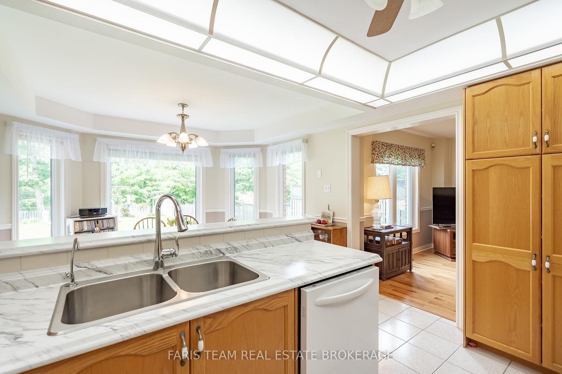 Photo 8 of 491 Ferndale Drive N, Barrie, Northwest — HOMEH