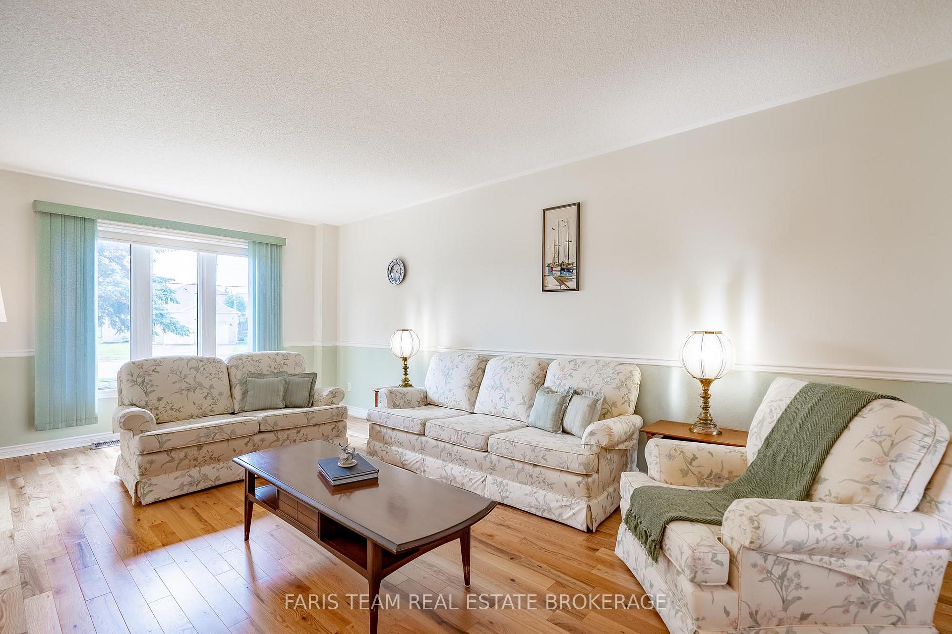 Photo 14 of 491 Ferndale Drive N, Barrie, Northwest — HOMEH