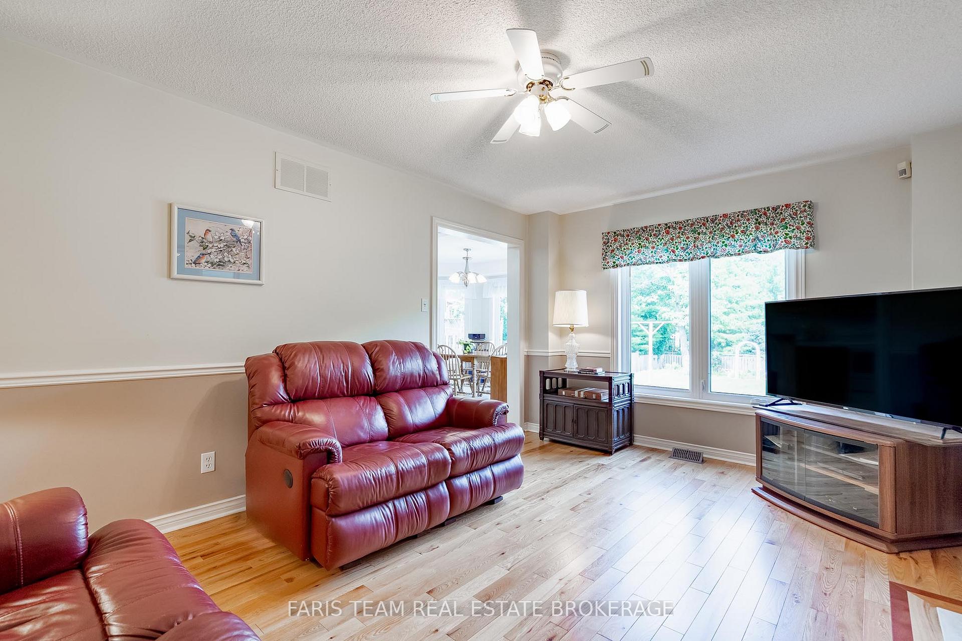 Photo 17 of 491 Ferndale Drive N, Barrie, Northwest — HOMEH