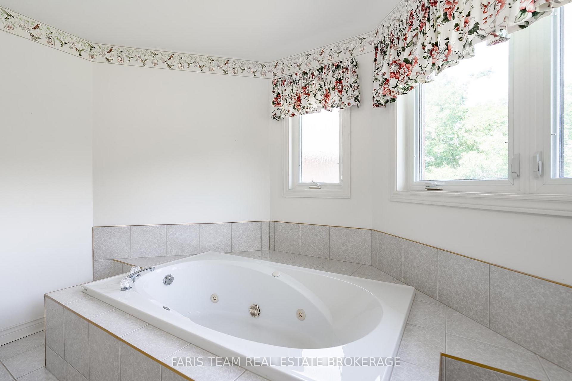 Photo 23 of 491 Ferndale Drive N, Barrie, Northwest — HOMEH