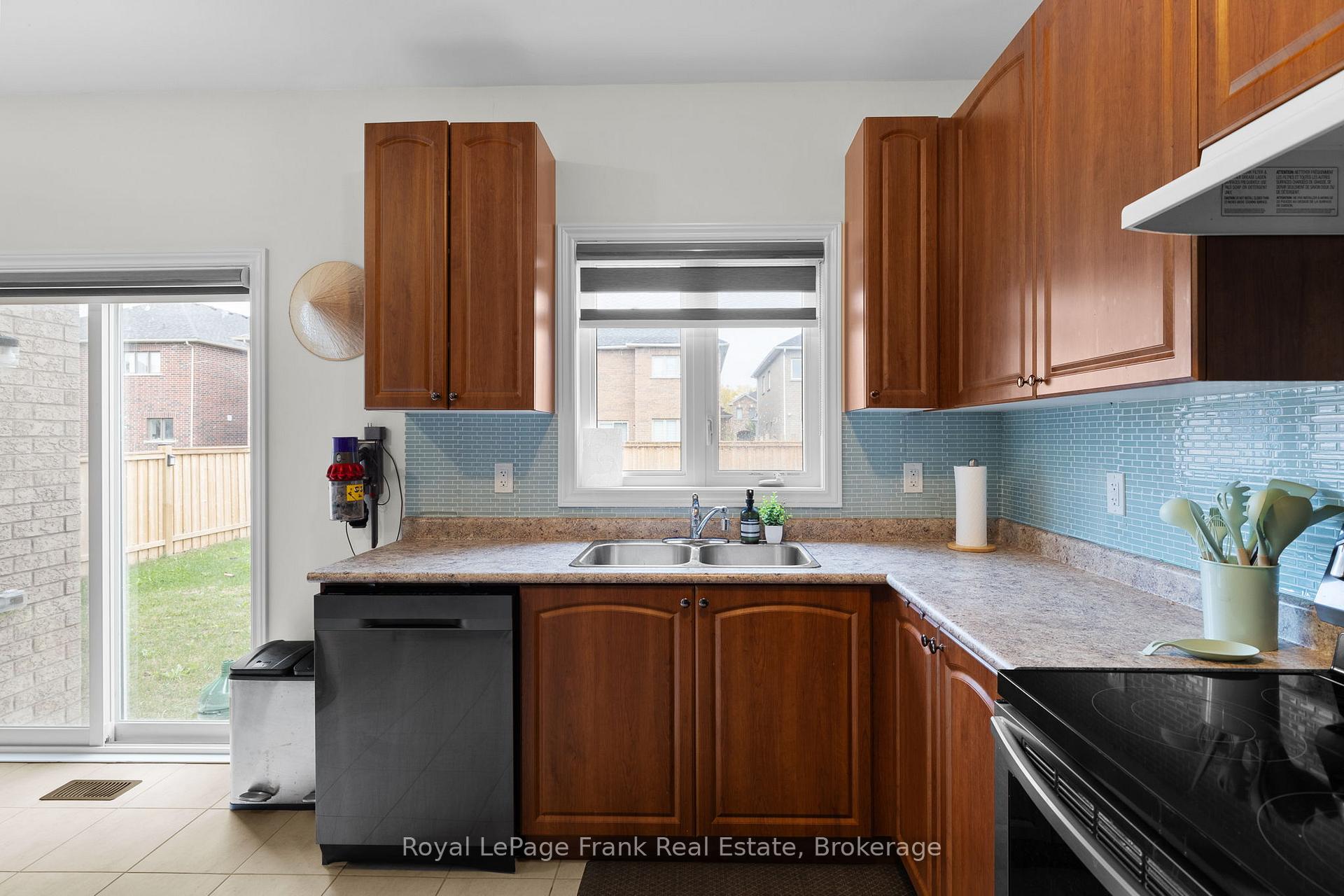 Photo 26 of 18 Stoddart Street, Brock, Beaverton — HOMEH