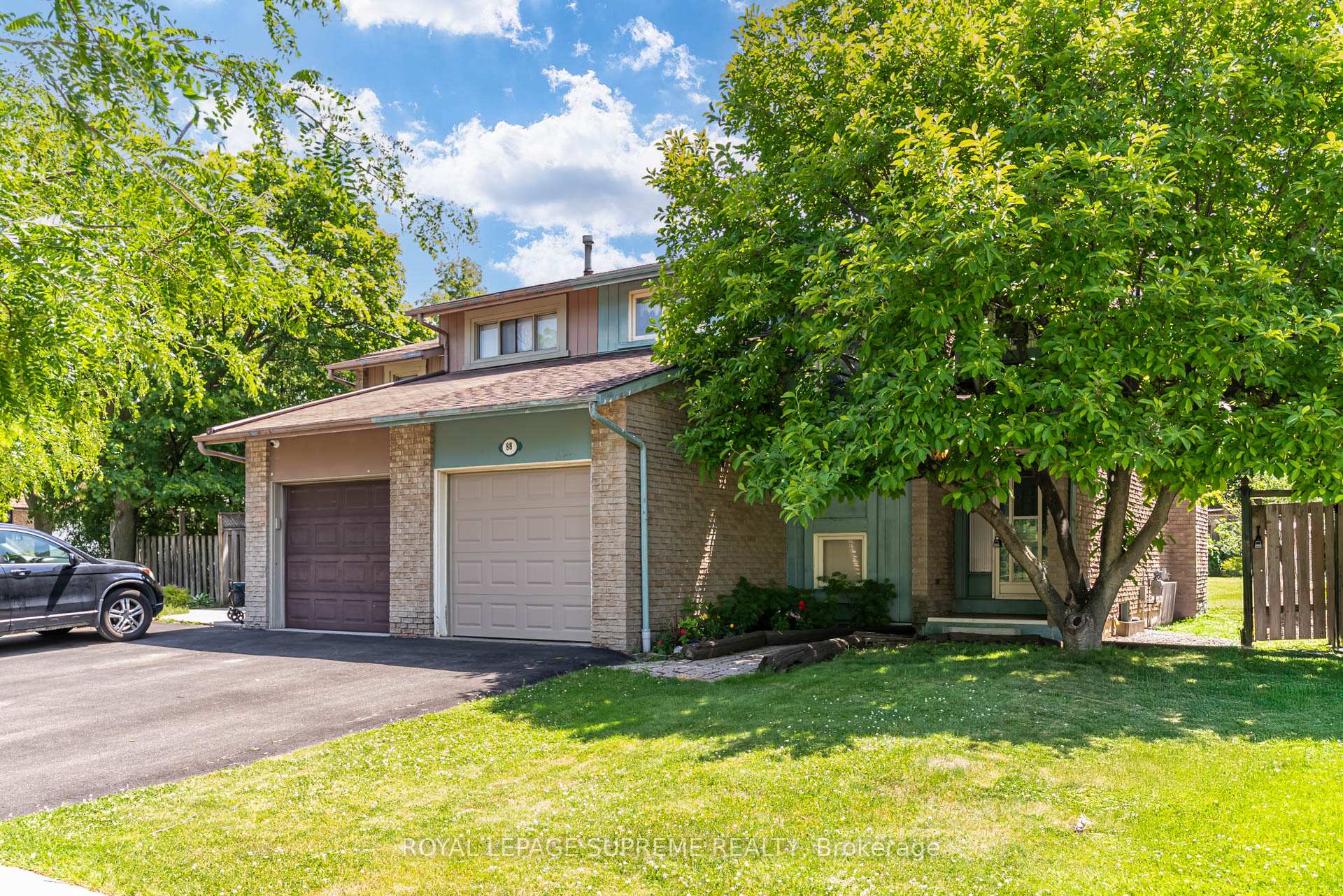 Photo 2 of 88 Salisbury Circle, Brampton, Brampton North — HOMEH