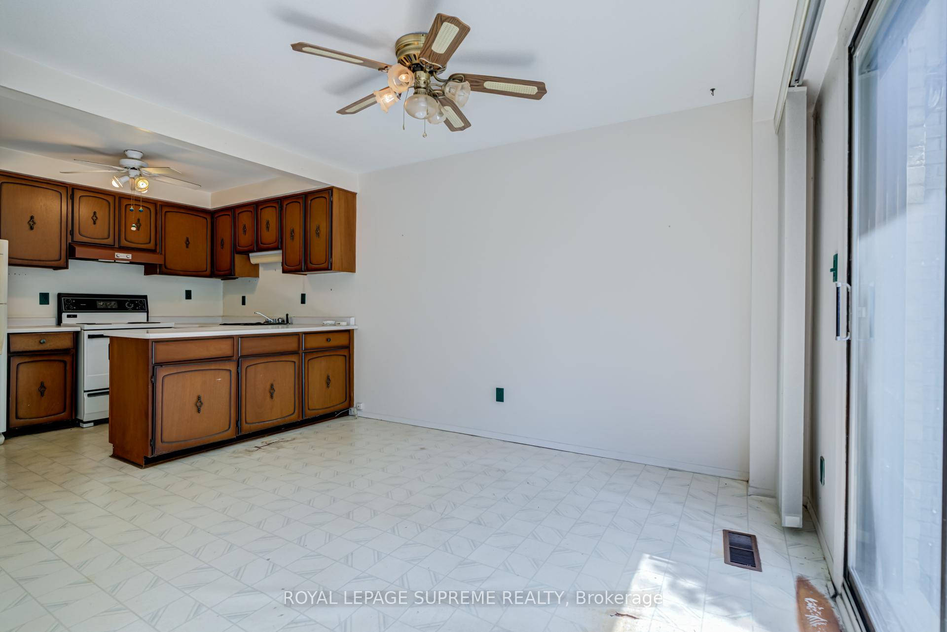 Photo 8 of 88 Salisbury Circle, Brampton, Brampton North — HOMEH