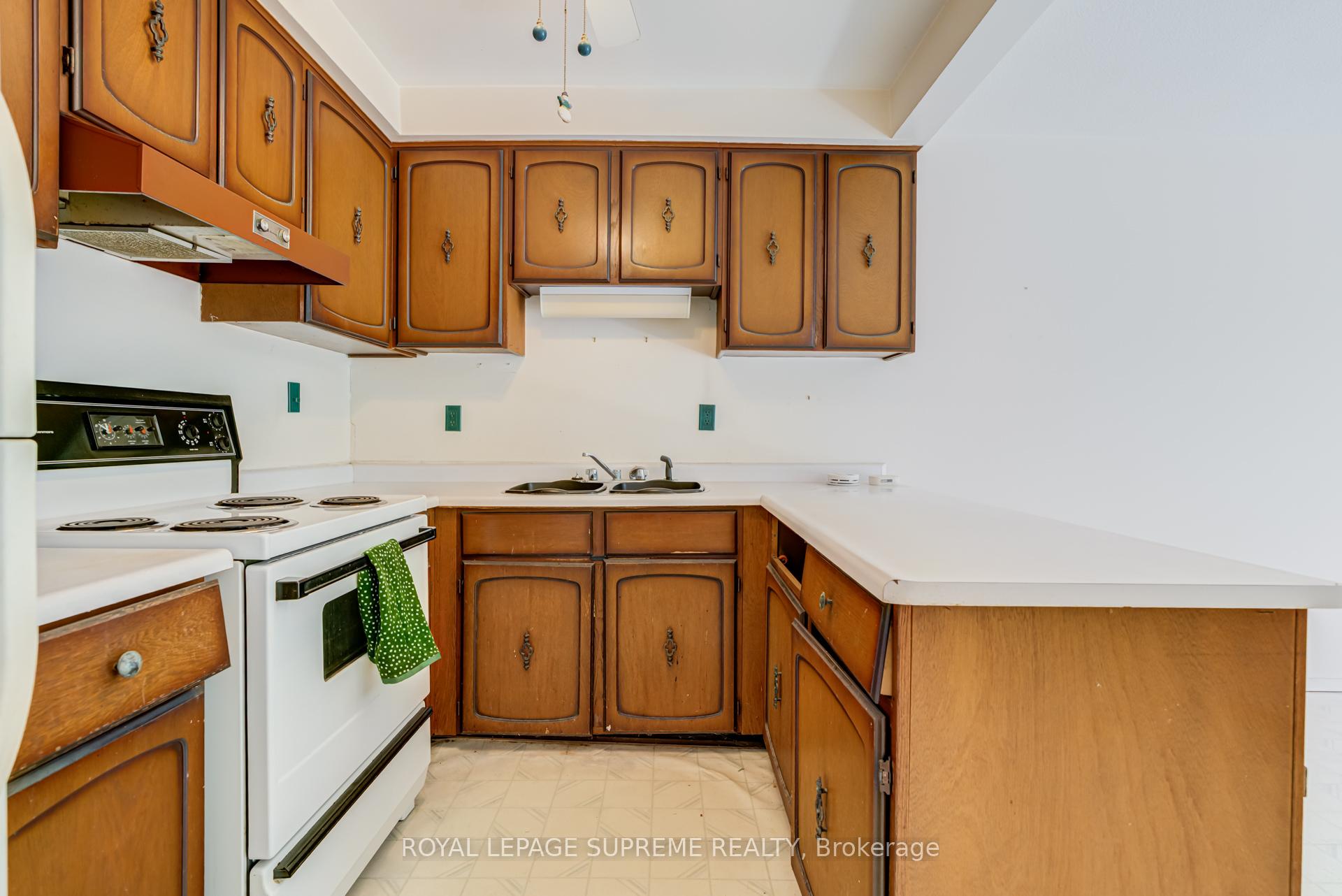 Photo 12 of 88 Salisbury Circle, Brampton, Brampton North — HOMEH