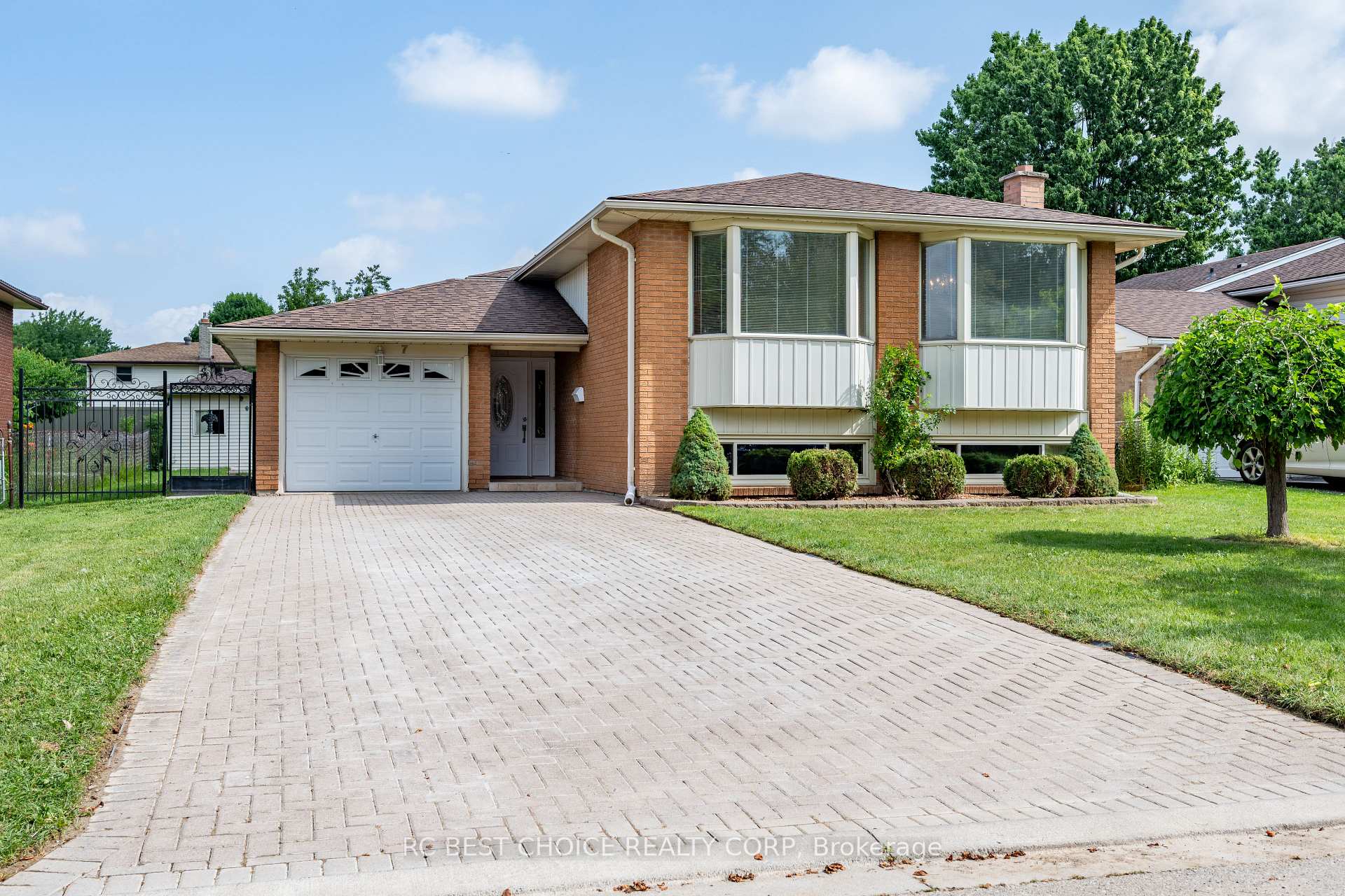 Front of 7 Harrow Court