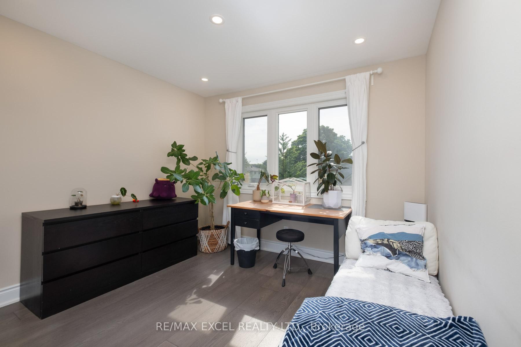 Photo 3 of 9 Applegate Crescent, North York, Hillcrest Village — HOMEH