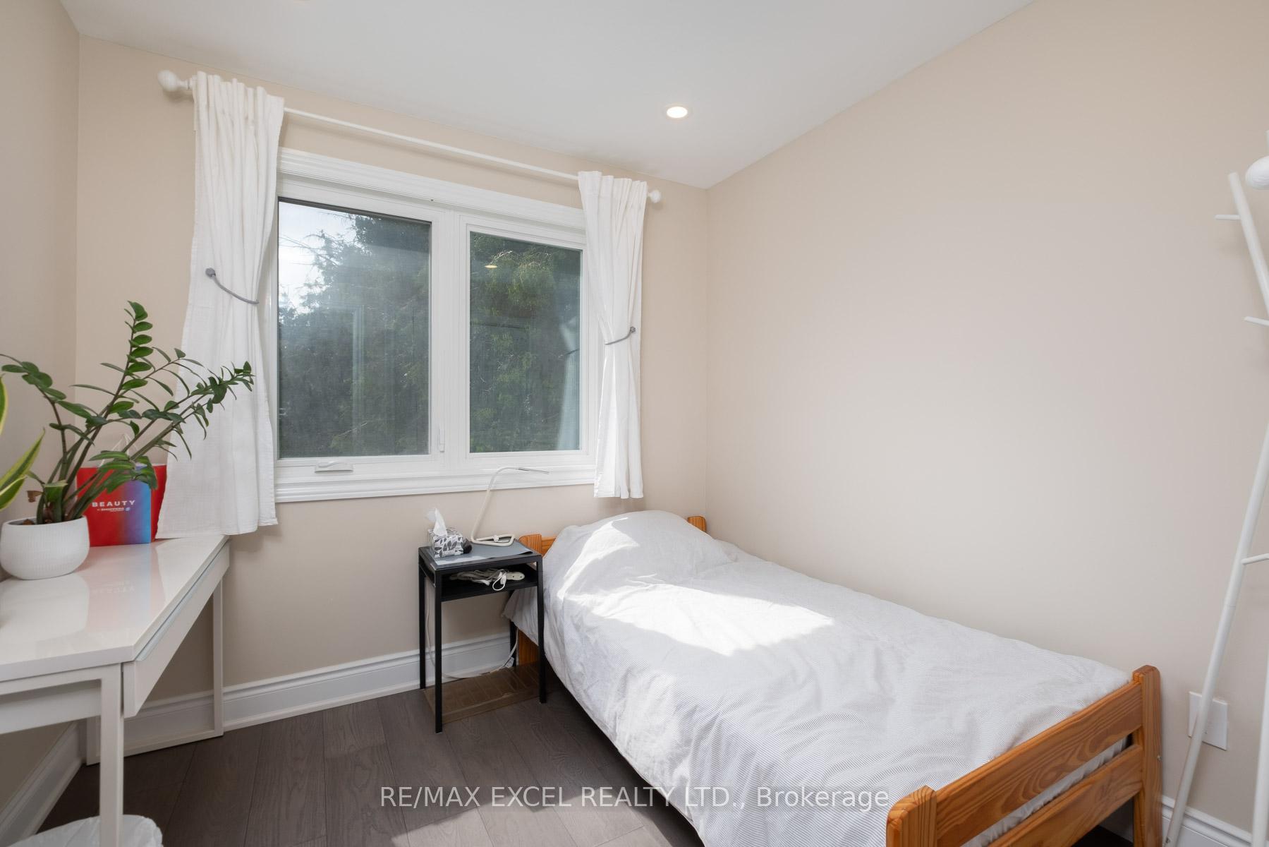 Photo 4 of 9 Applegate Crescent, North York, Hillcrest Village — HOMEH
