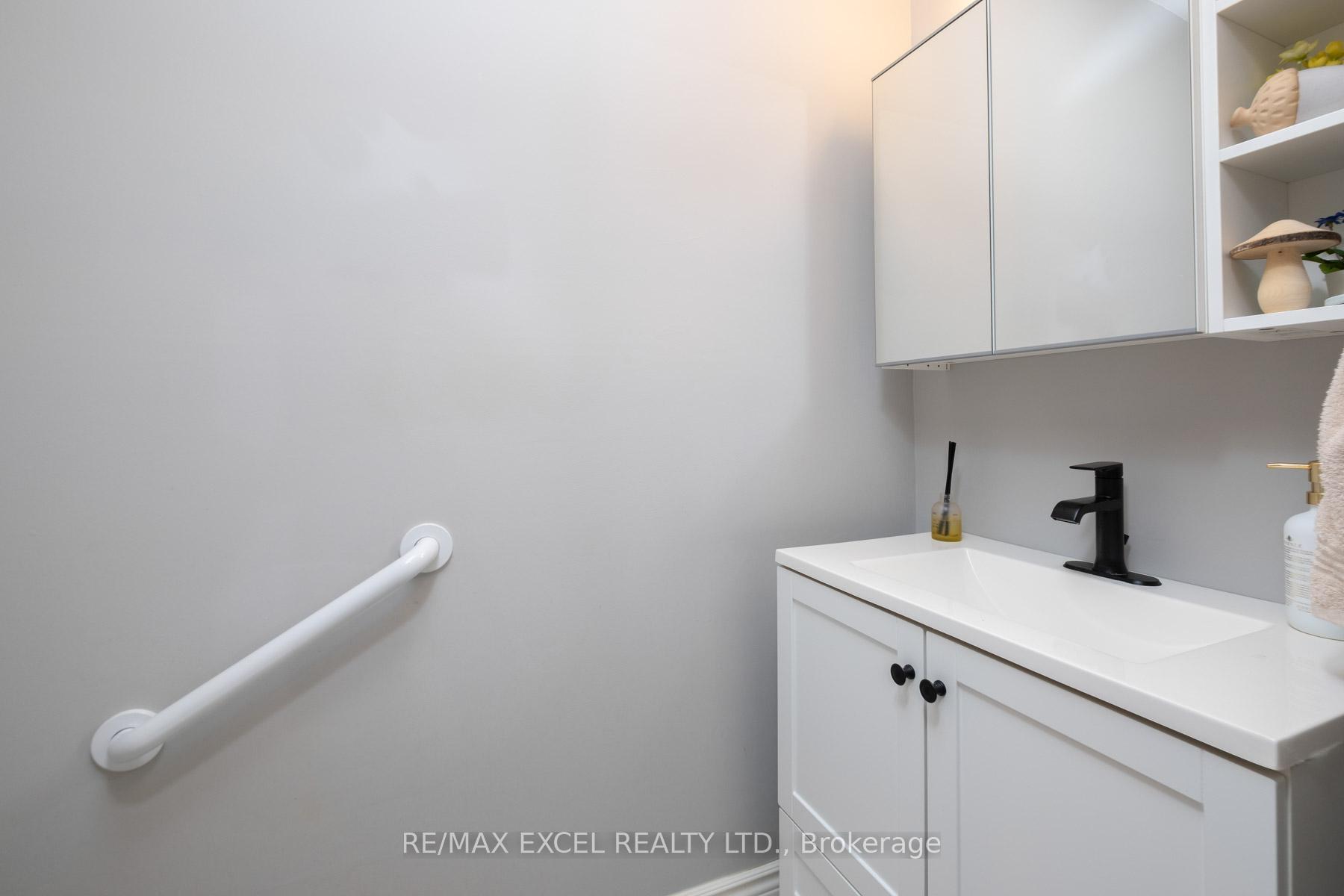 Photo 8 of 9 Applegate Crescent, North York, Hillcrest Village — HOMEH