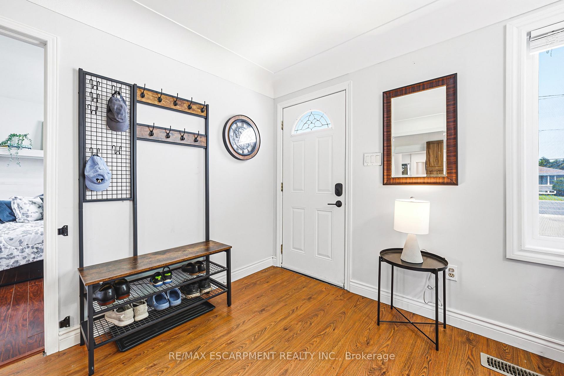 Photo 3 of 546 Mohawk Road E, Hamilton, Lawfield — HOMEH
