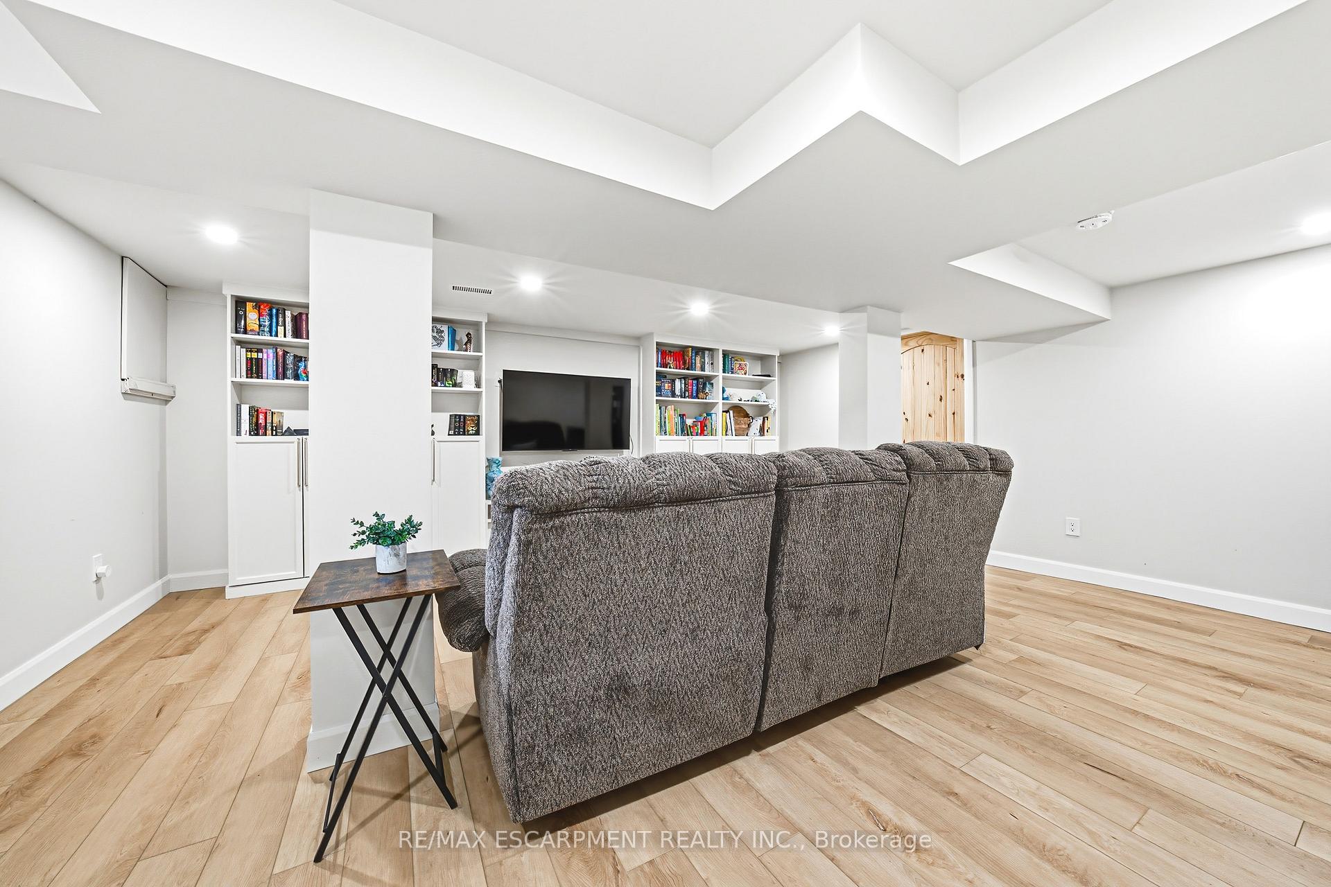 Photo 21 of 546 Mohawk Road E, Hamilton, Lawfield — HOMEH