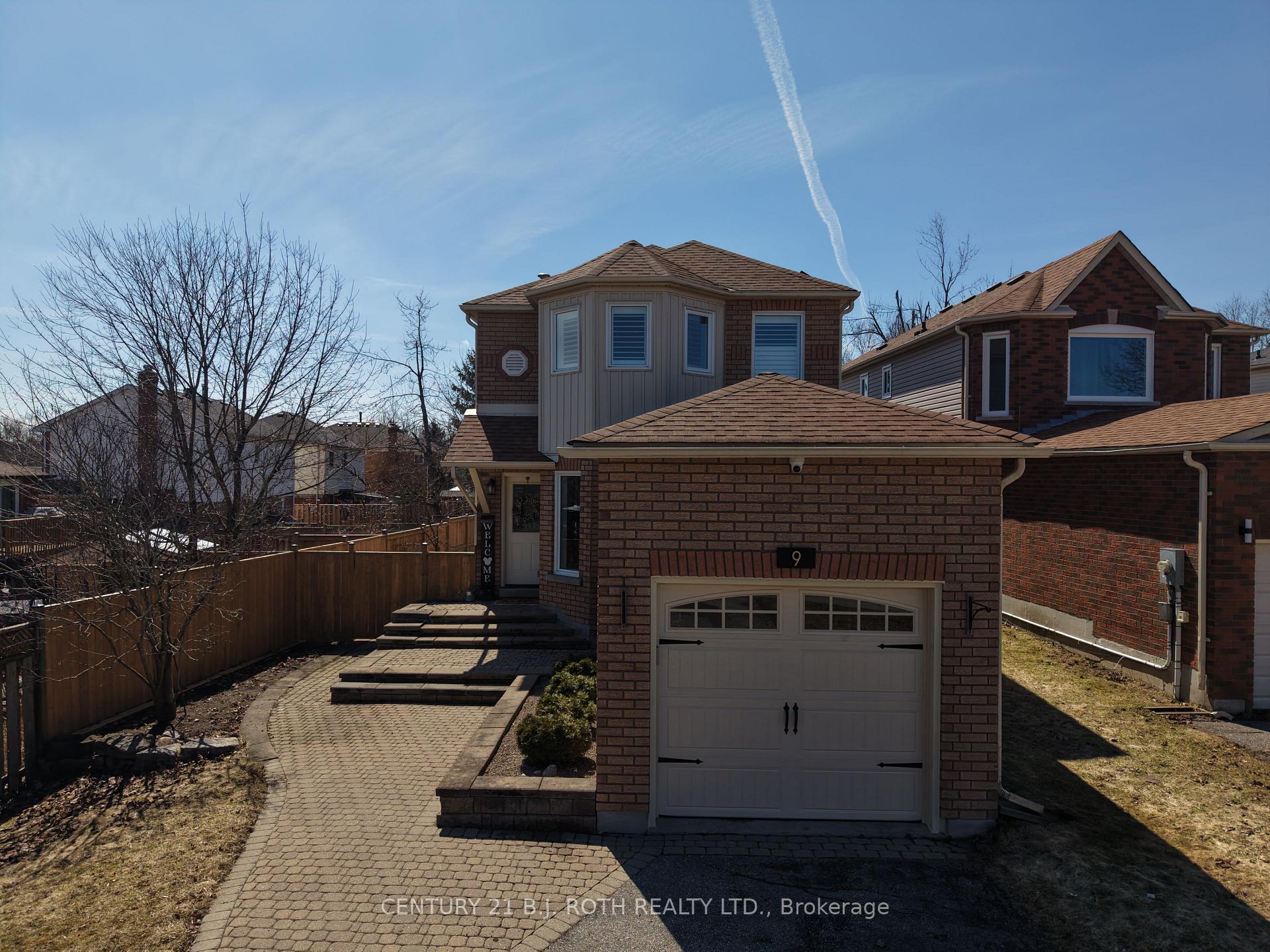 Photo 3 of 9 Laidlaw Drive N, Barrie, West Bayfield — HOMEH