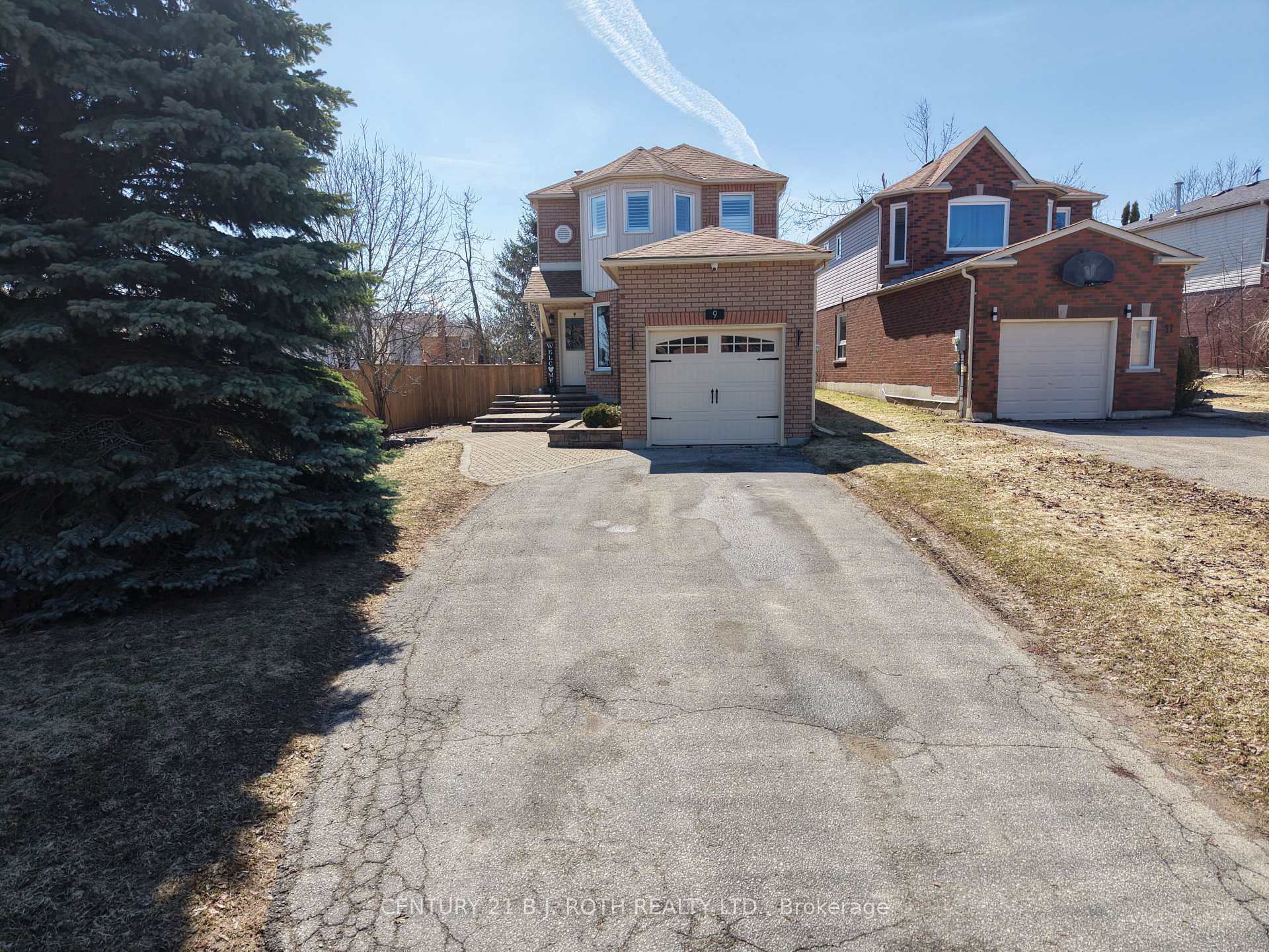 Photo 2 of 9 Laidlaw Drive N, Barrie, West Bayfield — HOMEH