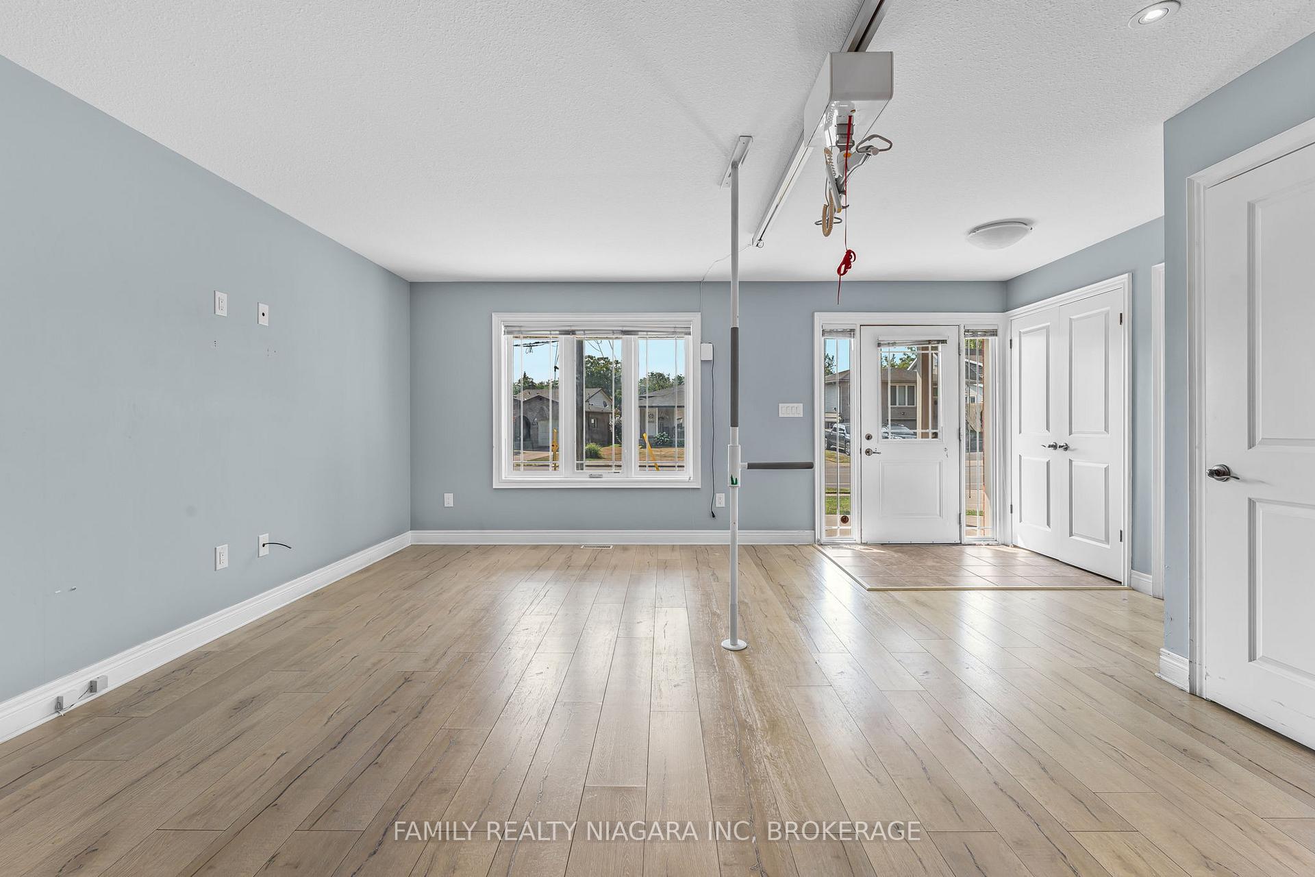 Photo 4 of 2715 Portage Road, Niagara Falls, Church's Lane — HOMEH