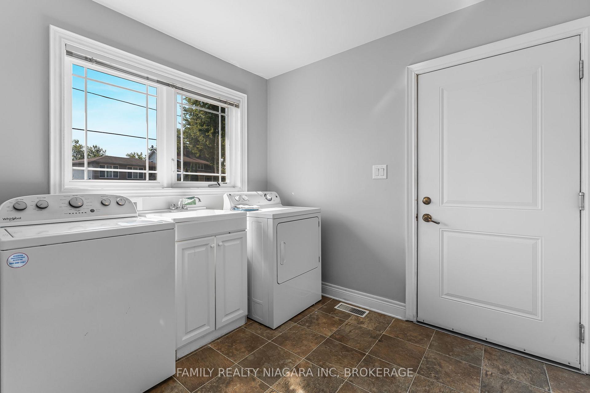 Photo 17 of 2715 Portage Road, Niagara Falls, Church's Lane — HOMEH