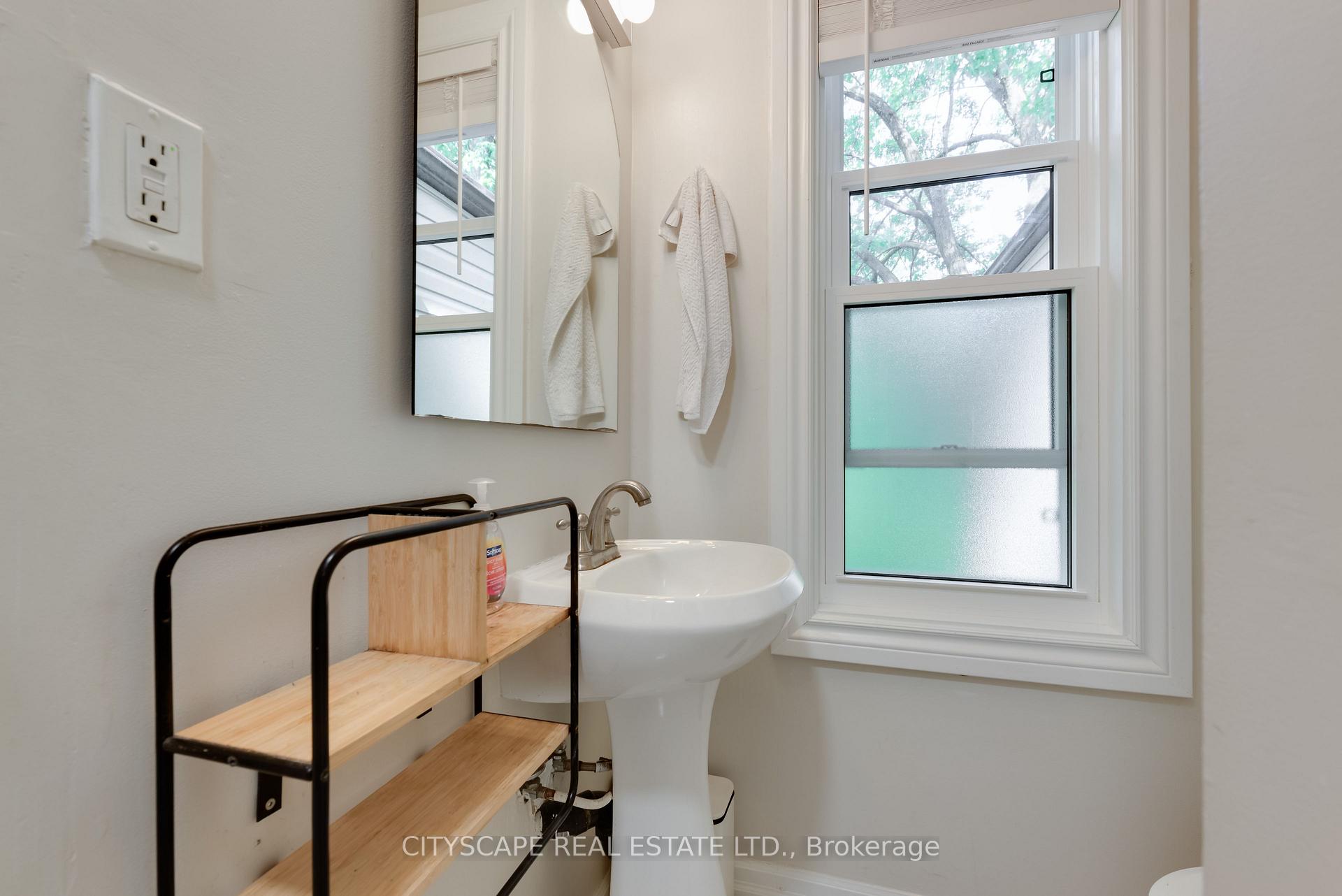 Photo 15 of Unit Upper, 193 Coxwell Avenue, Toronto, Woodbine Corridor — HOMEH