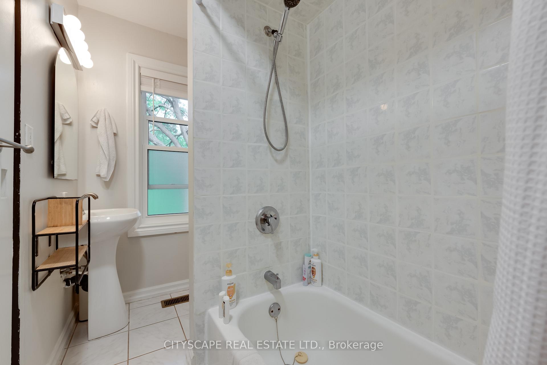 Photo 16 of Unit Upper, 193 Coxwell Avenue, Toronto, Woodbine Corridor — HOMEH