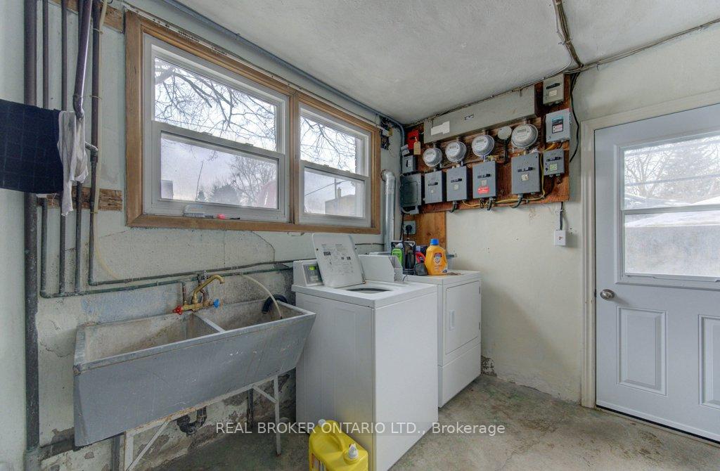 Photo 2 of 109 Eton Drive, Kitchener, Heritage Park/Rosemount — HOMEH