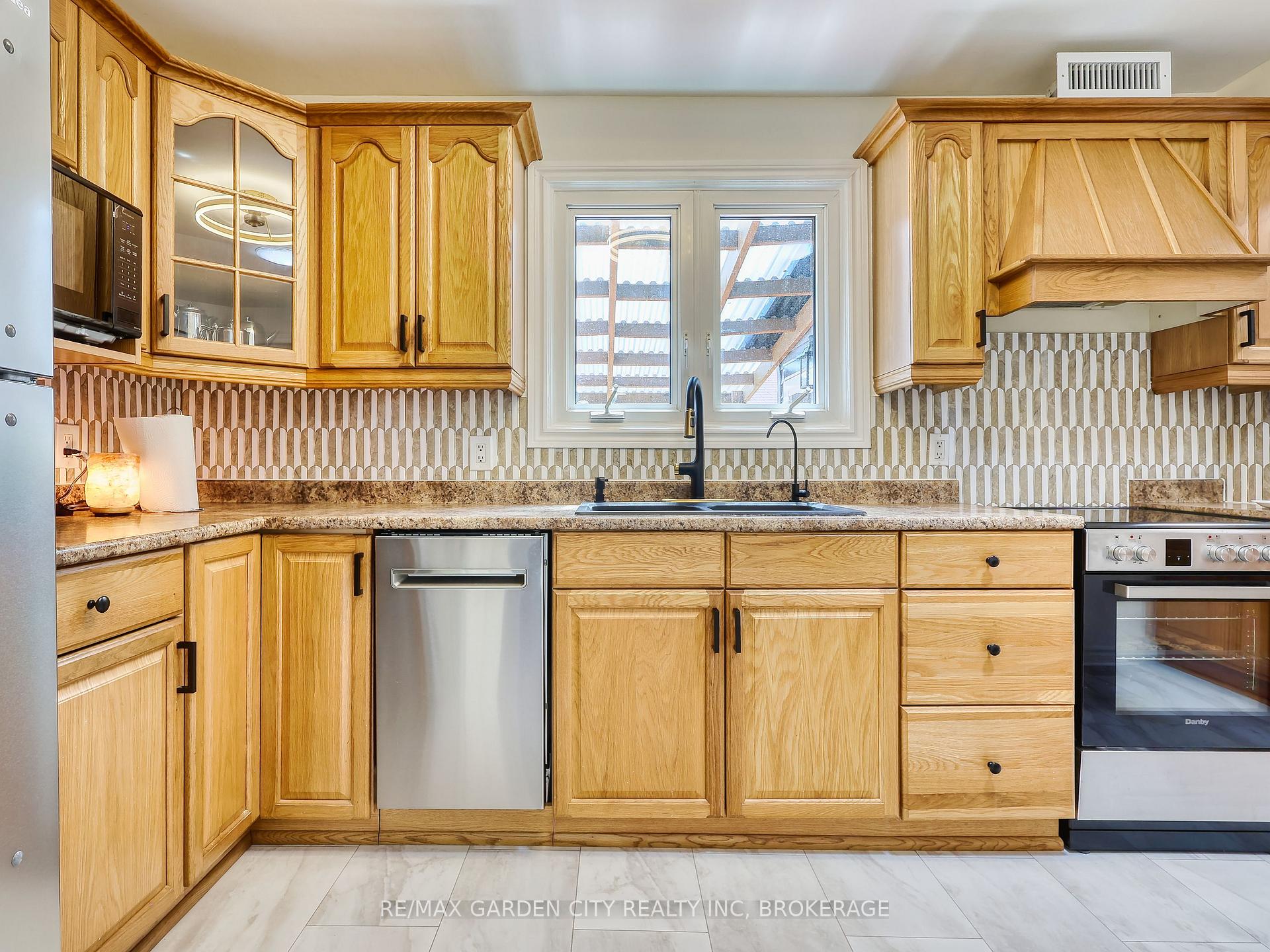 Photo 9 of 84 Lincoln Avenue, St. Catharines, Oakdale — HOMEH