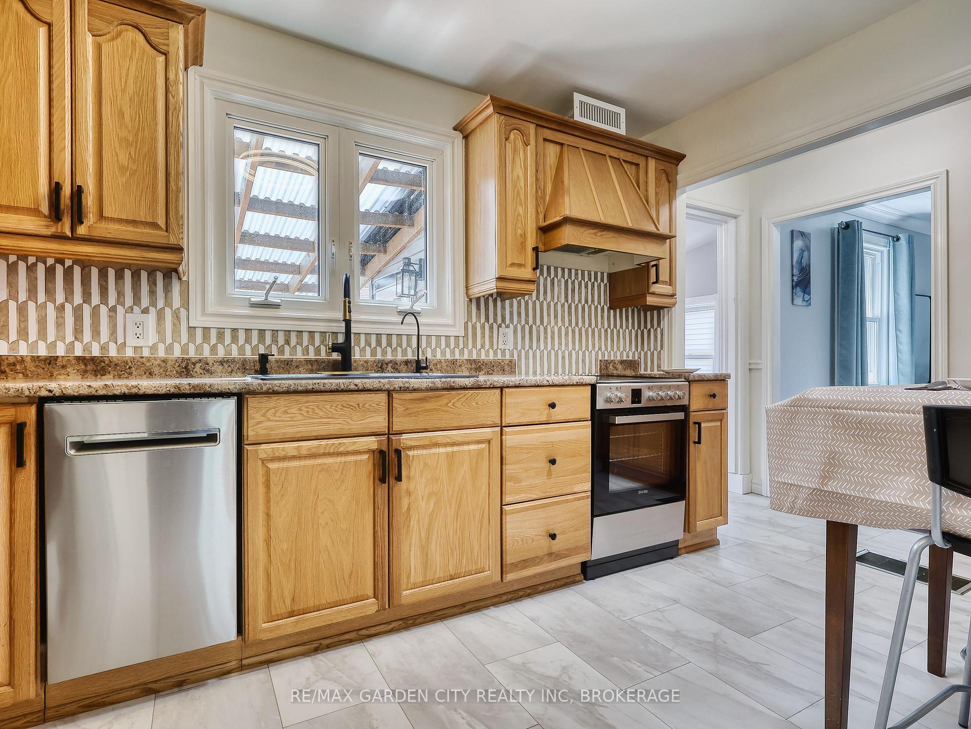 Photo 10 of 84 Lincoln Avenue, St. Catharines, Oakdale — HOMEH