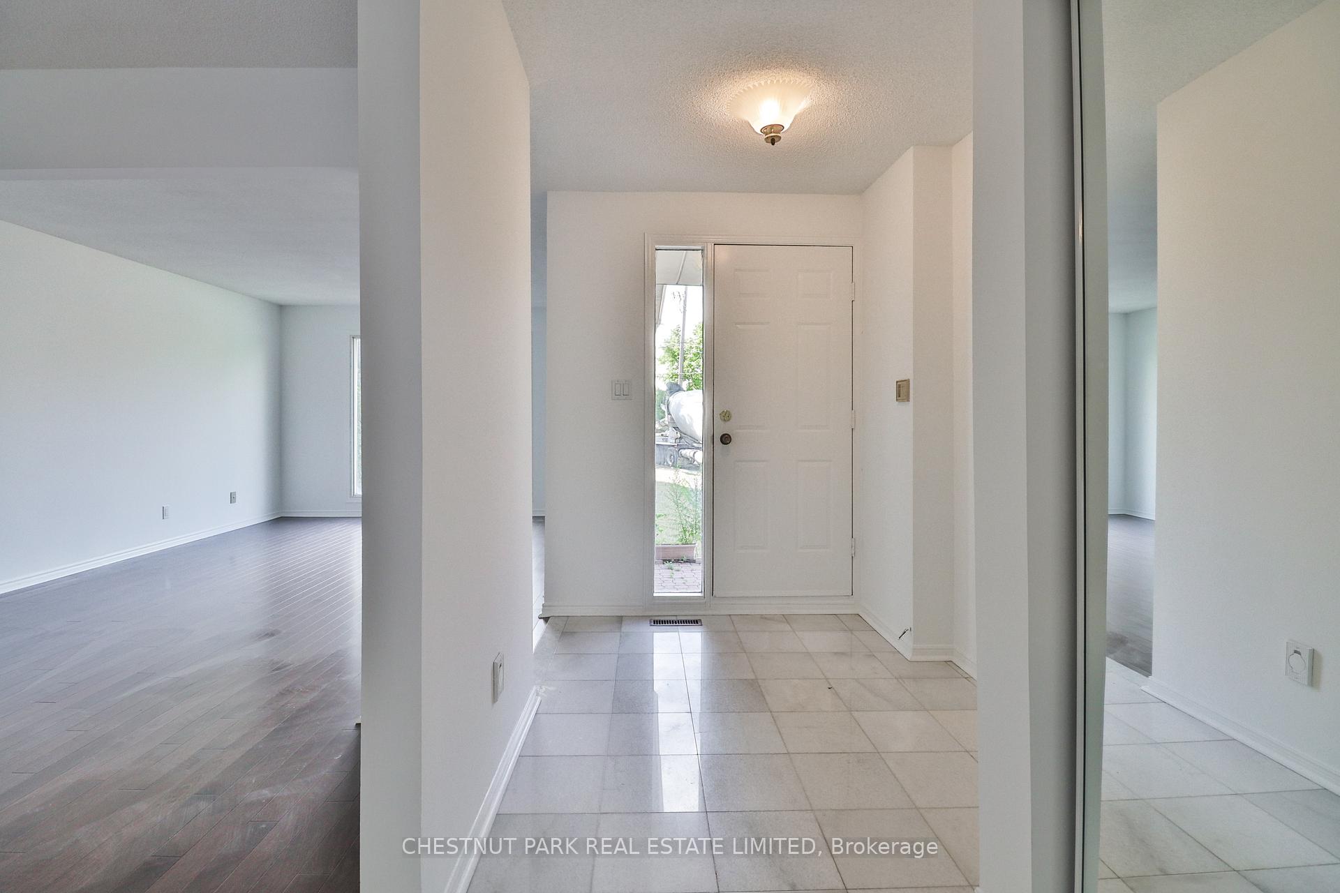 Photo 2 of 18 Dervock Crescent, North York, Bayview Village — HOMEH