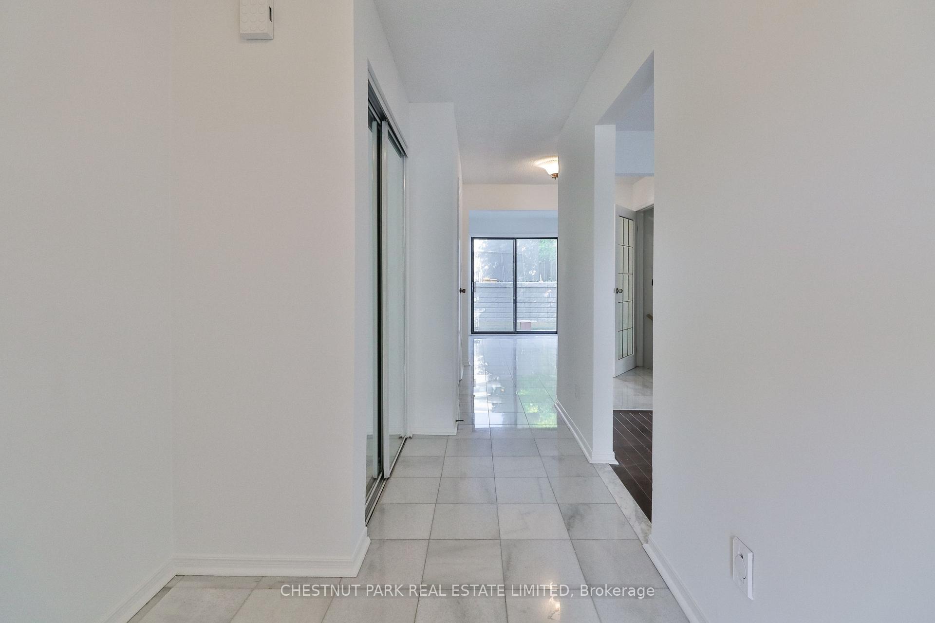 Photo 3 of 18 Dervock Crescent, North York, Bayview Village — HOMEH