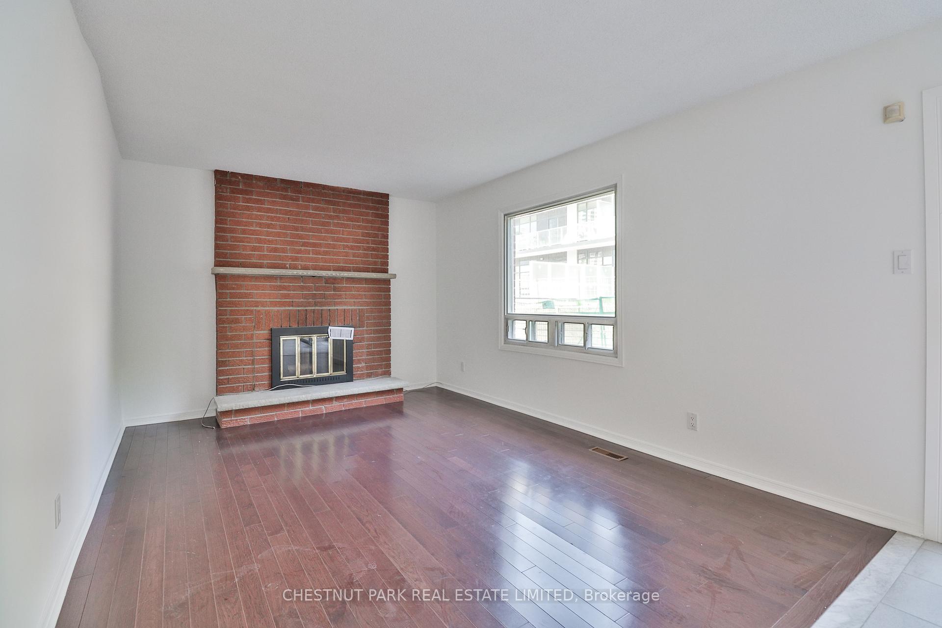 Photo 4 of 18 Dervock Crescent, North York, Bayview Village — HOMEH
