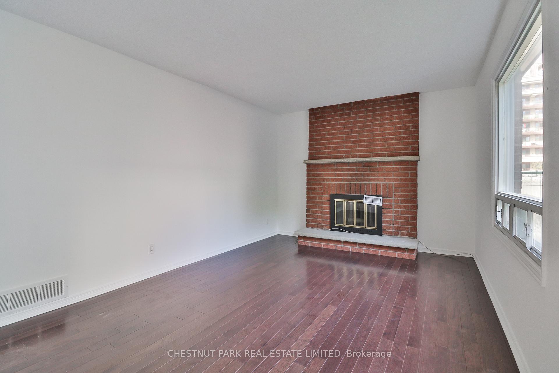 Photo 5 of 18 Dervock Crescent, North York, Bayview Village — HOMEH