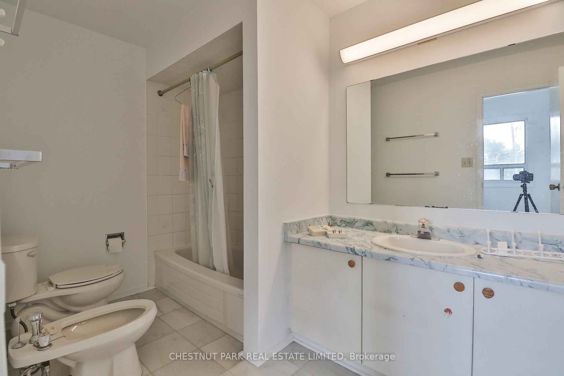 Photo 25 of 18 Dervock Crescent, North York, Bayview Village — HOMEH