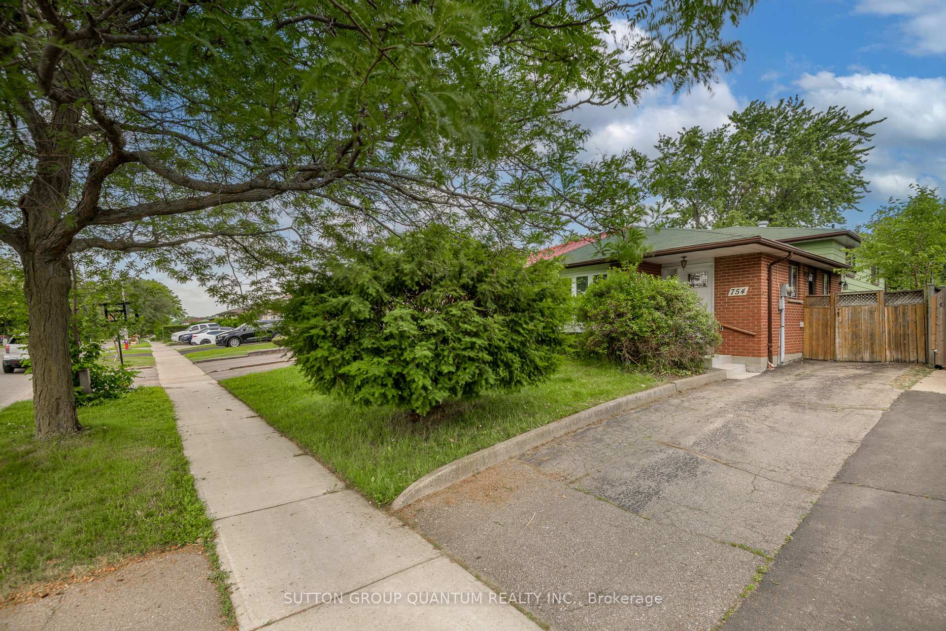 Photo 2 of 754 Eaglemount Crescent, Mississauga, Erindale — HOMEH