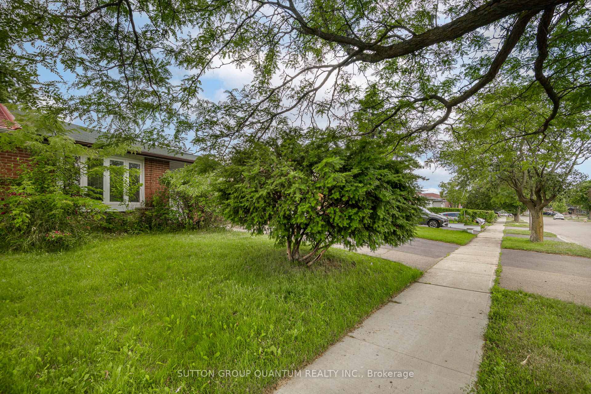 Photo 3 of 754 Eaglemount Crescent, Mississauga, Erindale — HOMEH