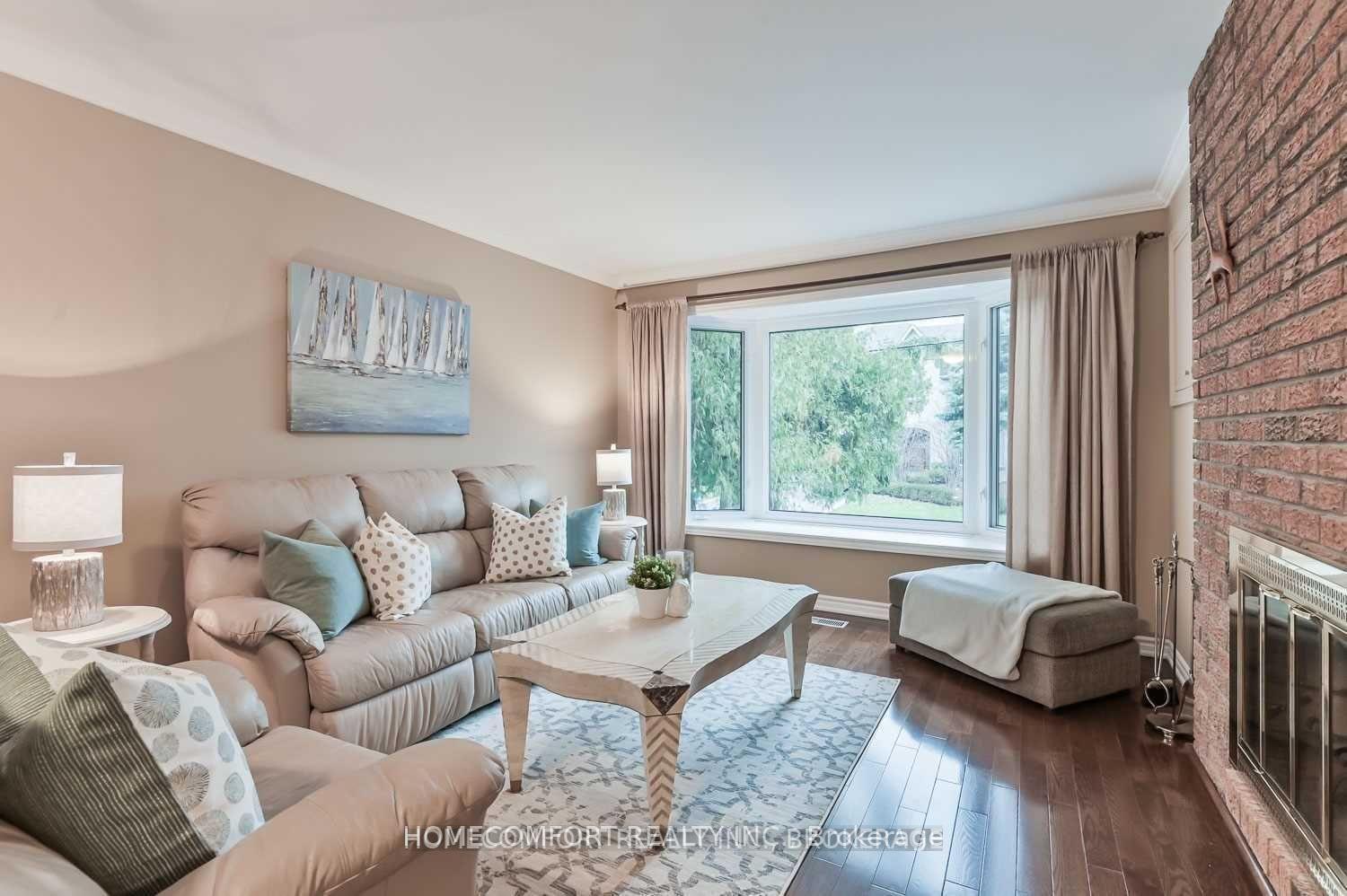 Photo 2 of 19 Pomander Road, Markham, Unionville — HOMEH
