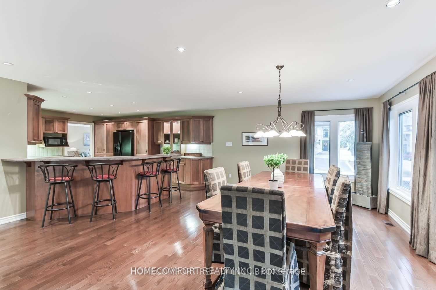Photo 3 of 19 Pomander Road, Markham, Unionville — HOMEH