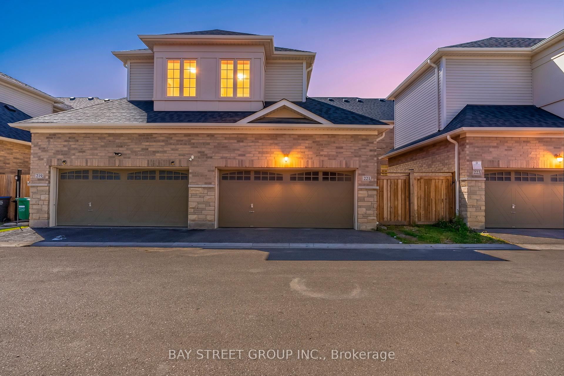 Photo 2 of 221 Clockwork Drive, Brampton, Northwest Brampton — HOMEH