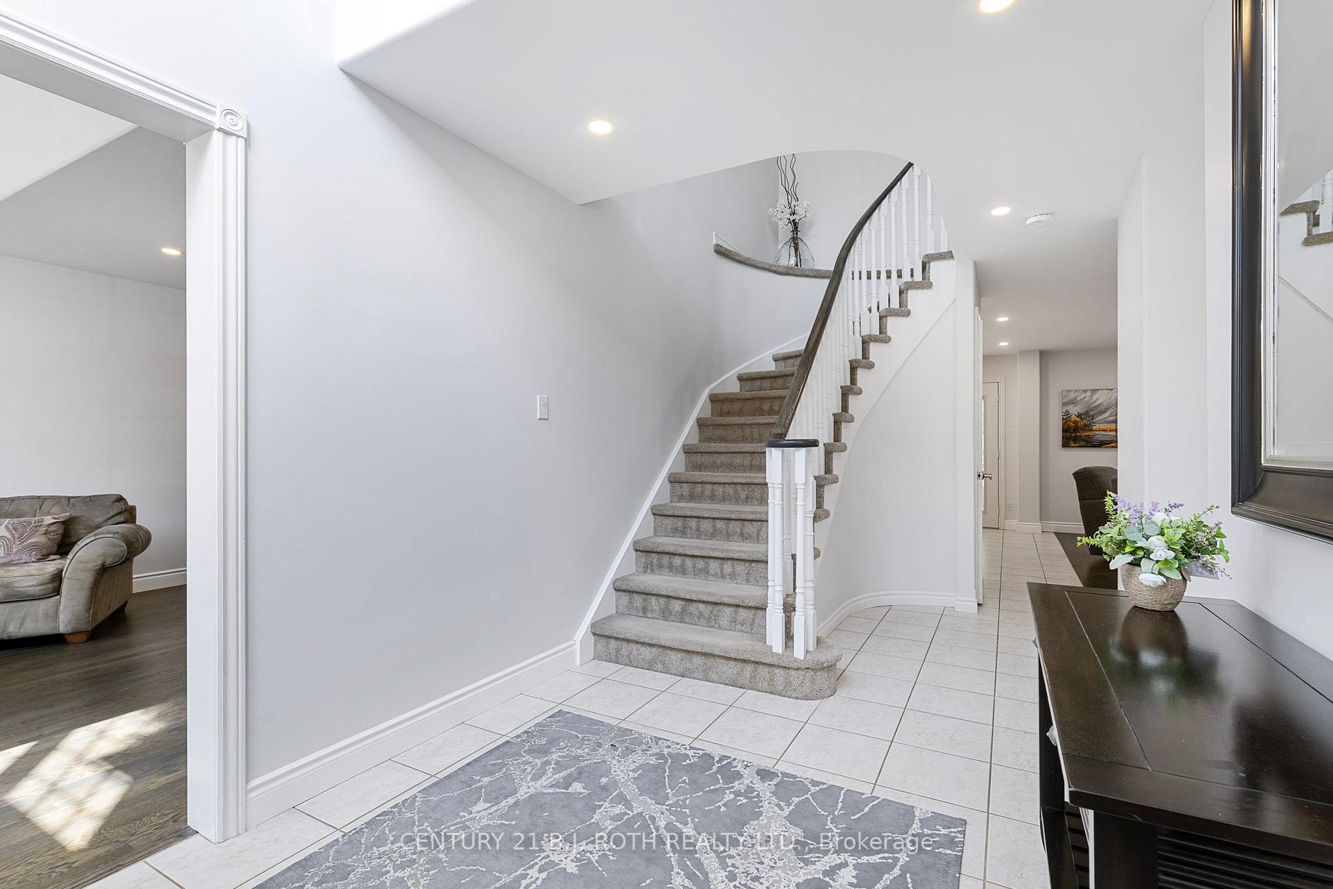 Photo 4 of 48 Crimson Ridge Road, Barrie, Bayshore — HOMEH