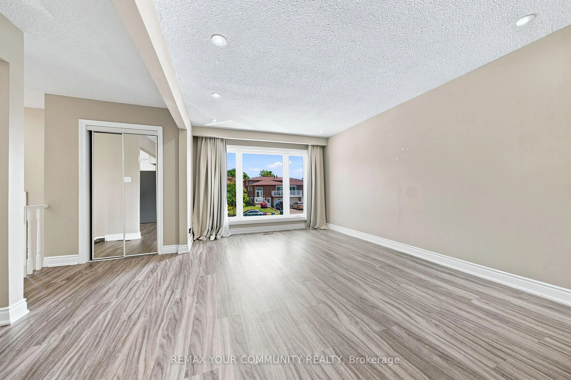 Photo 8 of Unit Upper, 36 Roseville Drive, Brampton, Brampton South — HOMEH