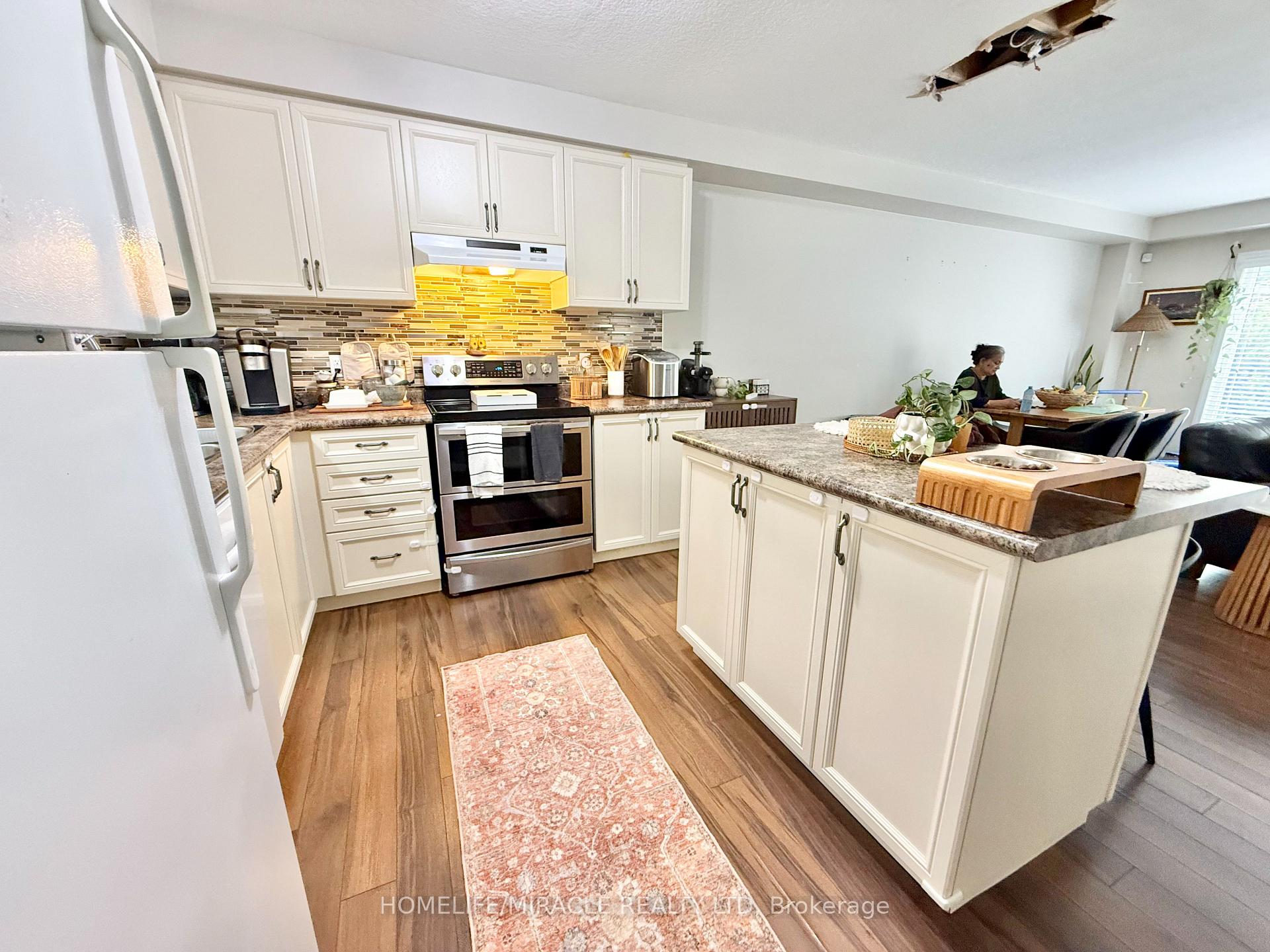 Photo 5 of 312 Tagge Crescent, Kitchener, Bridgeport — HOMEH
