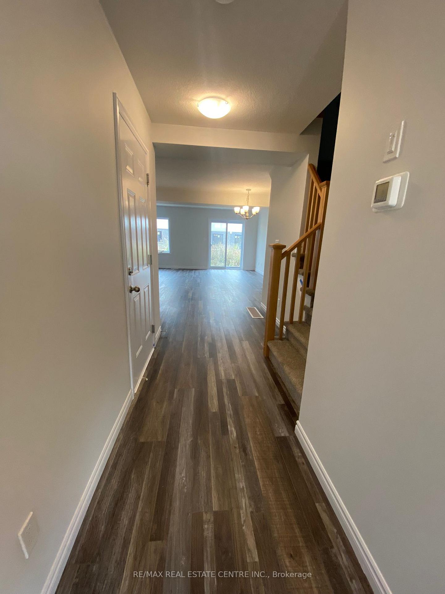 Photo 3 of 3028 Turner Crescent, London, South U — HOMEH