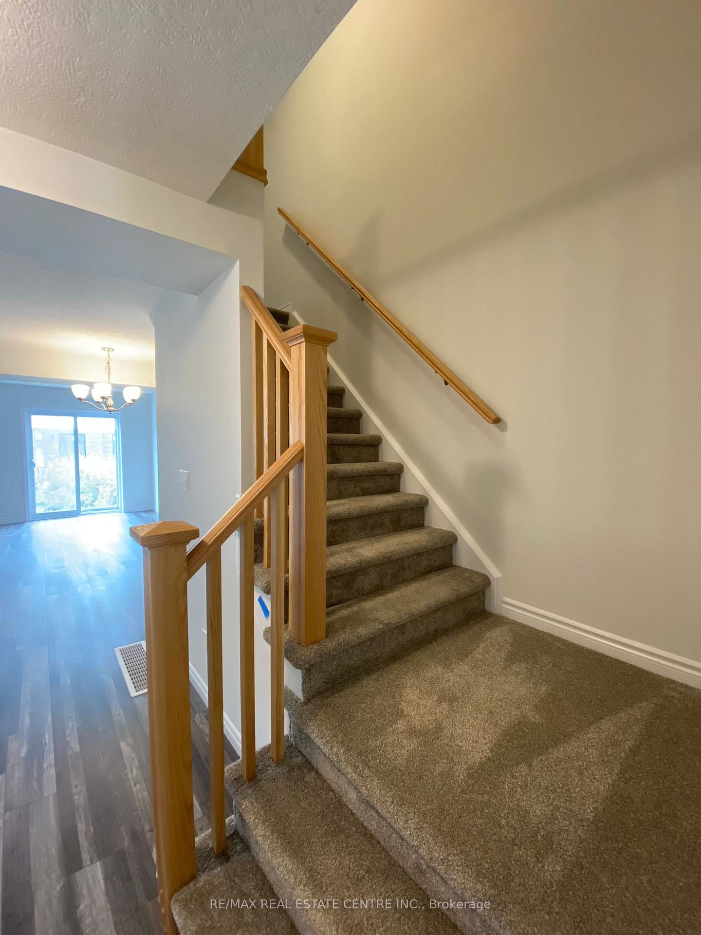 Photo 5 of 3028 Turner Crescent, London, South U — HOMEH