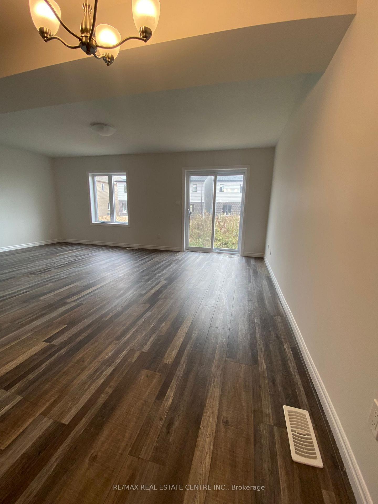 Photo 8 of 3028 Turner Crescent, London, South U — HOMEH