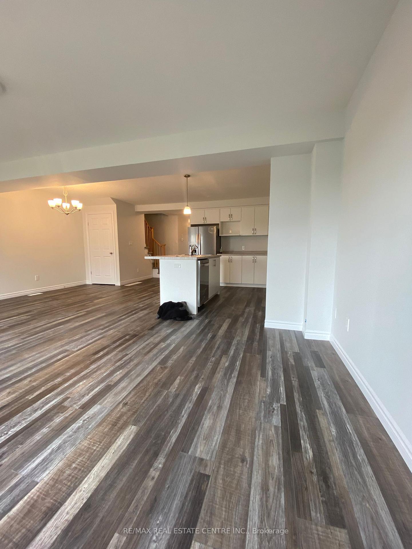 Photo 9 of 3028 Turner Crescent, London, South U — HOMEH