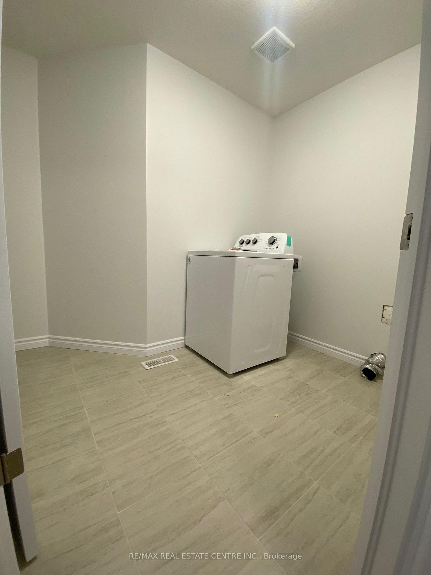 Photo 24 of 3028 Turner Crescent, London, South U — HOMEH