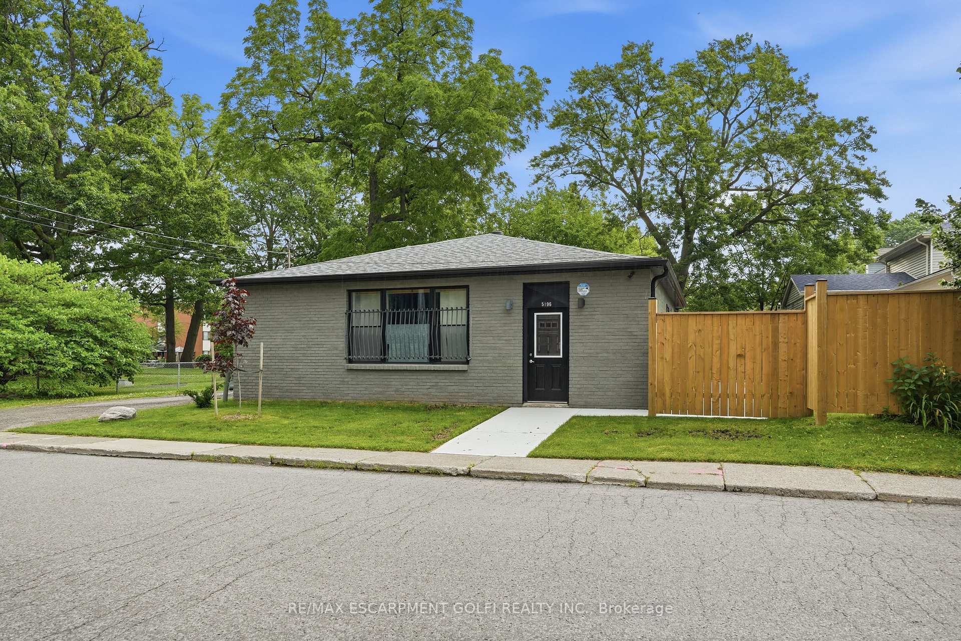 Photo 3 of 5196 Fourth Avenue, Niagara Falls, Cherrywood — HOMEH