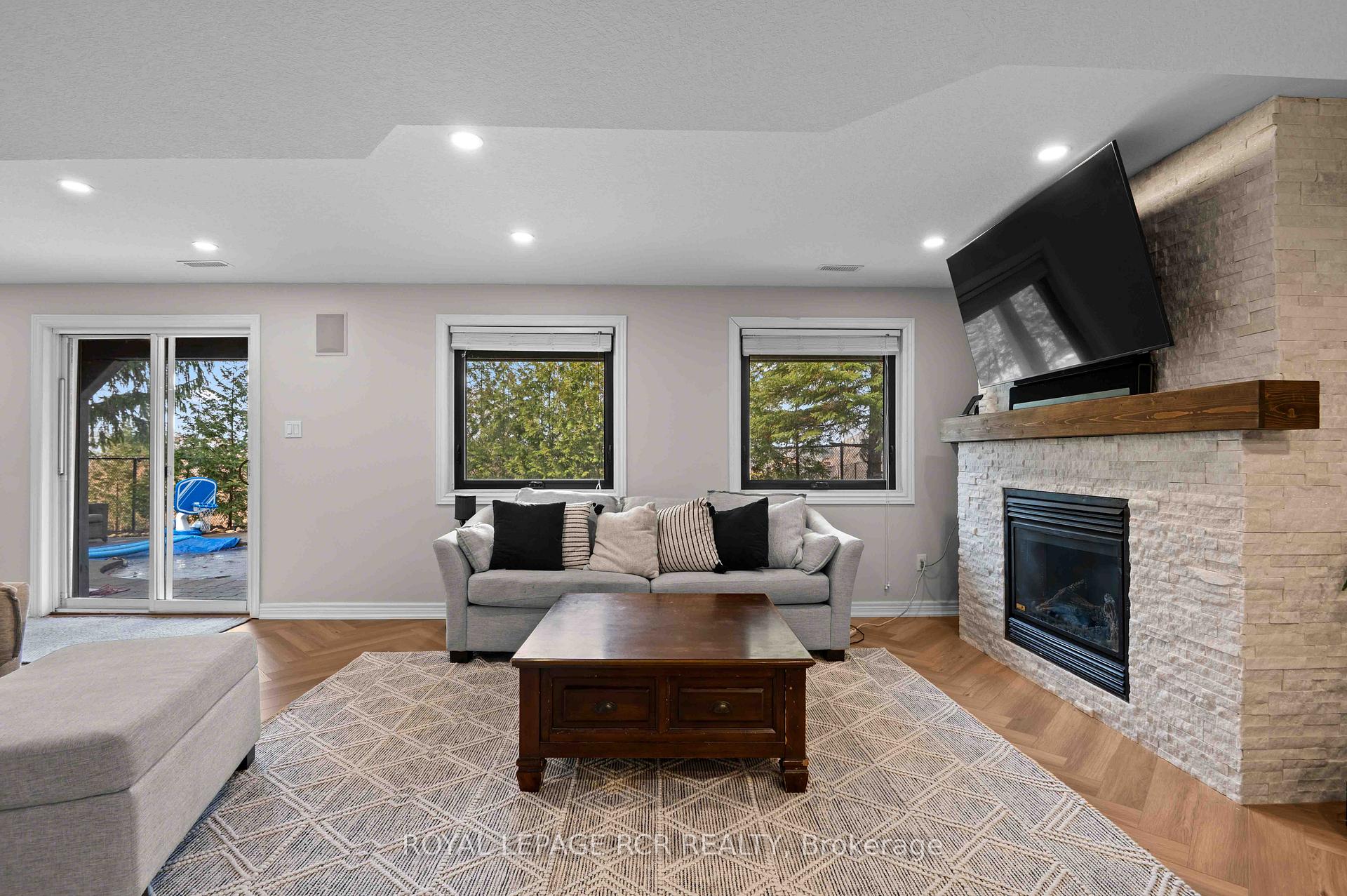 Photo 37 of 118 Oak Ridge Drive, Orangeville — HOMEH