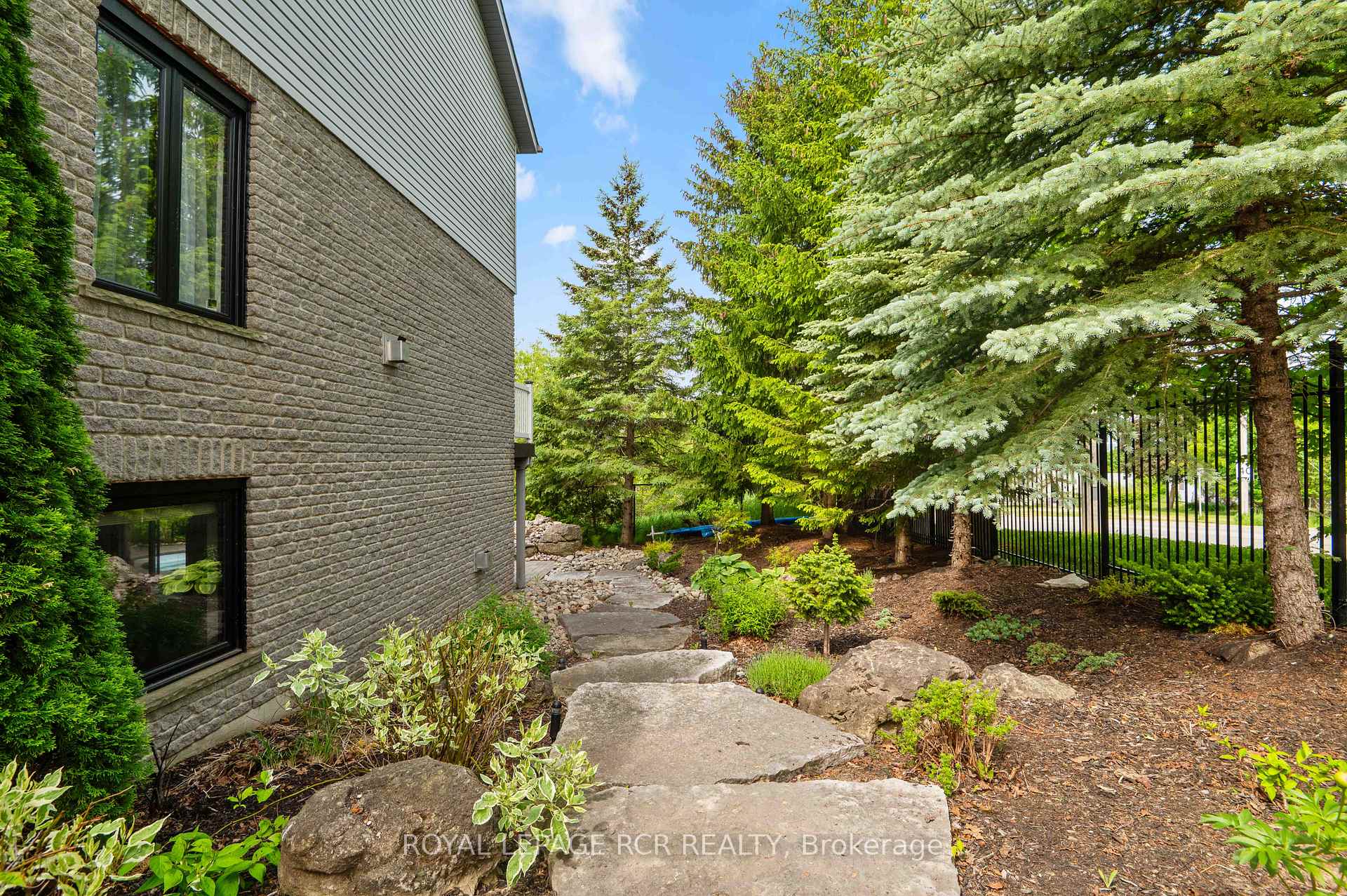 Photo 42 of 118 Oak Ridge Drive, Orangeville — HOMEH