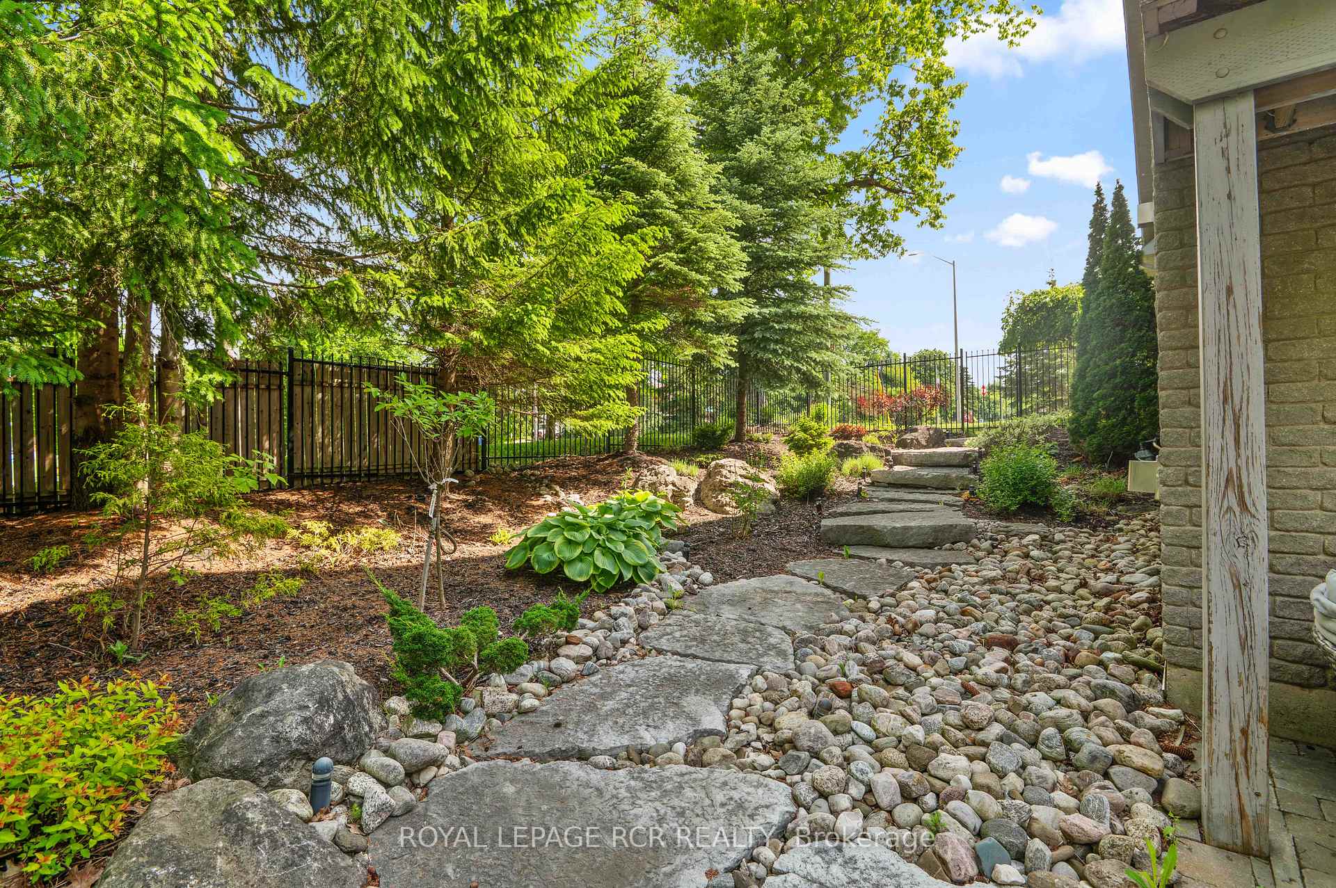 Photo 43 of 118 Oak Ridge Drive, Orangeville — HOMEH