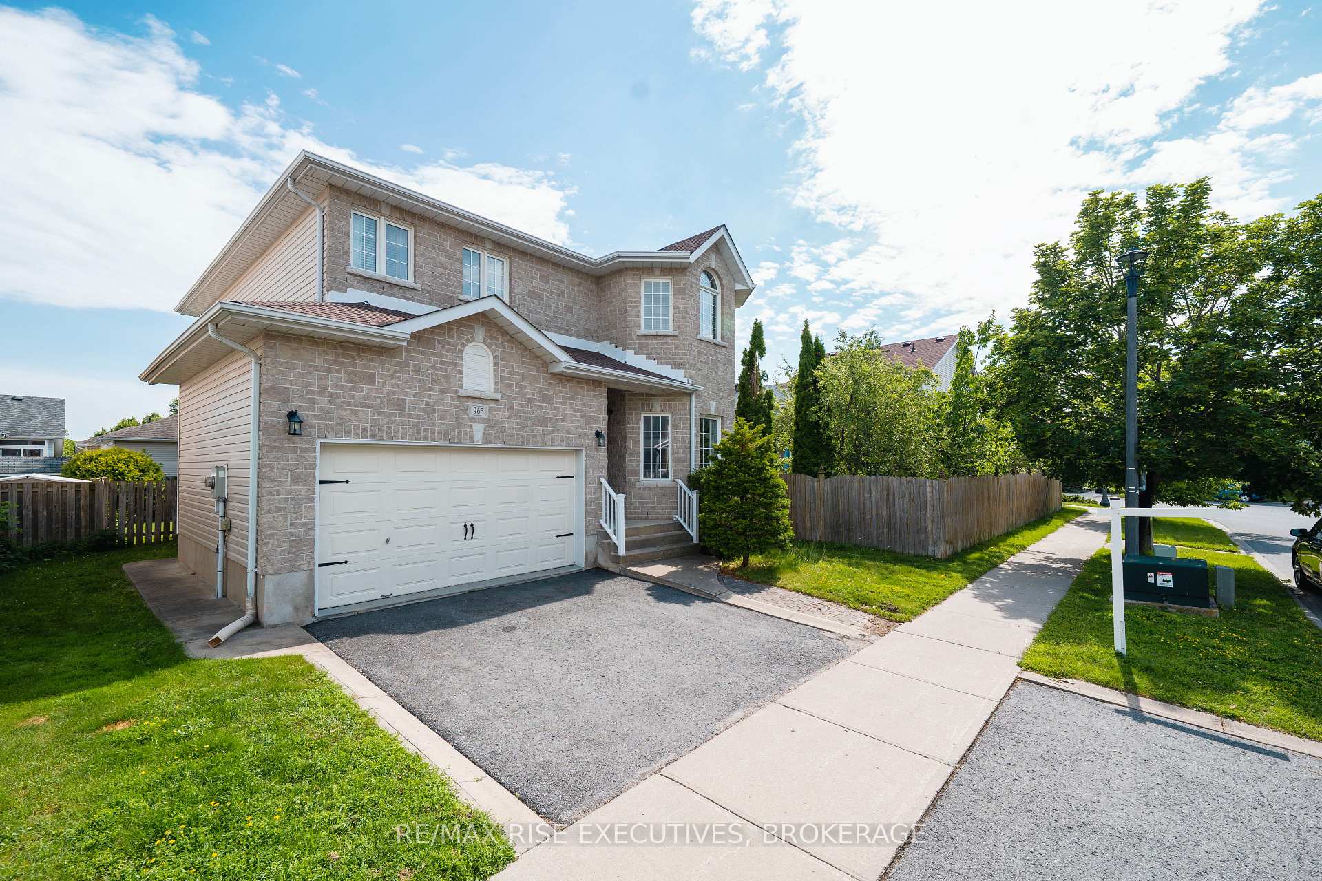 Photo 4 of 963 Bluffwood Avenue, Kingston, Kingston East (Incl Barret Crt) — HOMEH