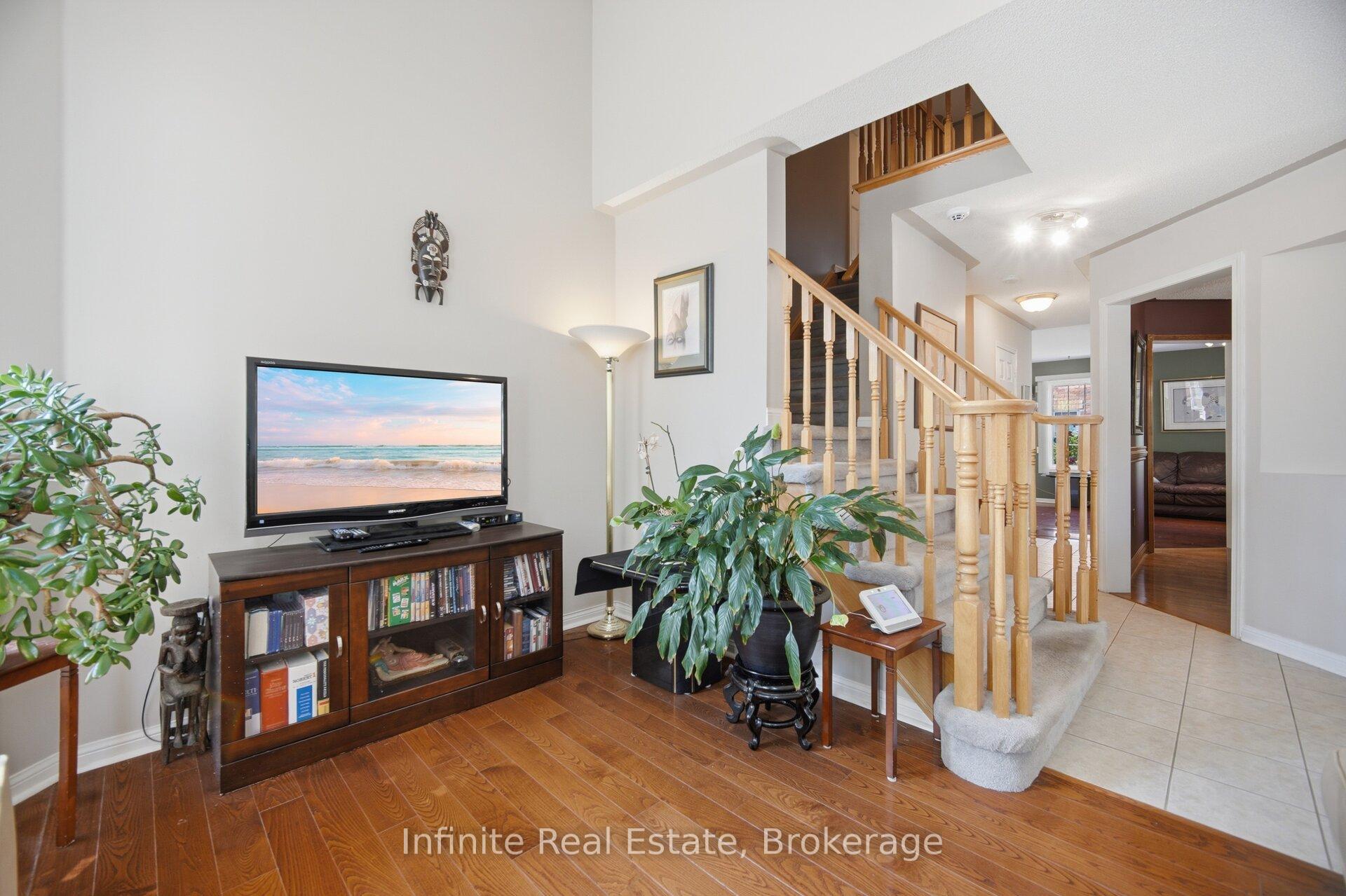 Photo 5 of 17 Mistybrook Crescent, Brampton, Fletcher's Meadow — HOMEH