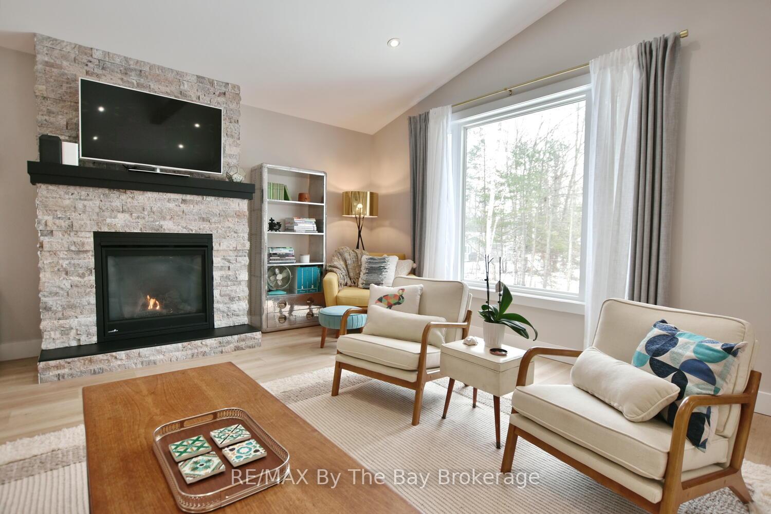 Photo 2 of 16 Caribbean Drive, Wasaga Beach — HOMEH