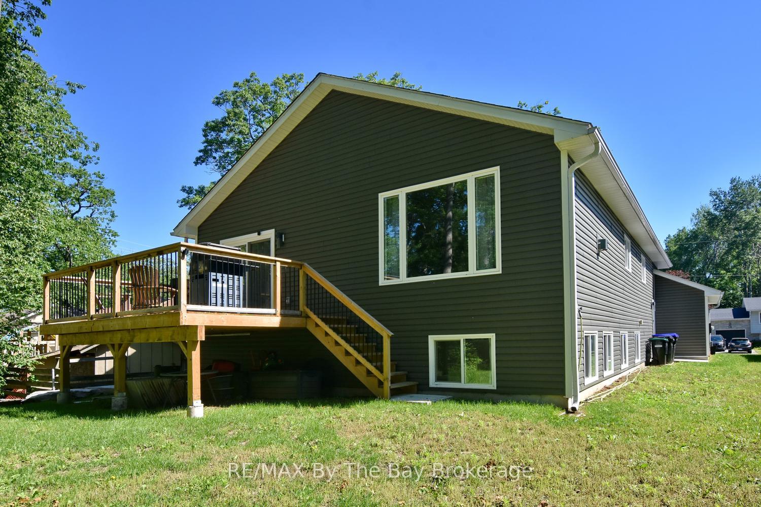 Photo 4 of 16 Caribbean Drive, Wasaga Beach — HOMEH